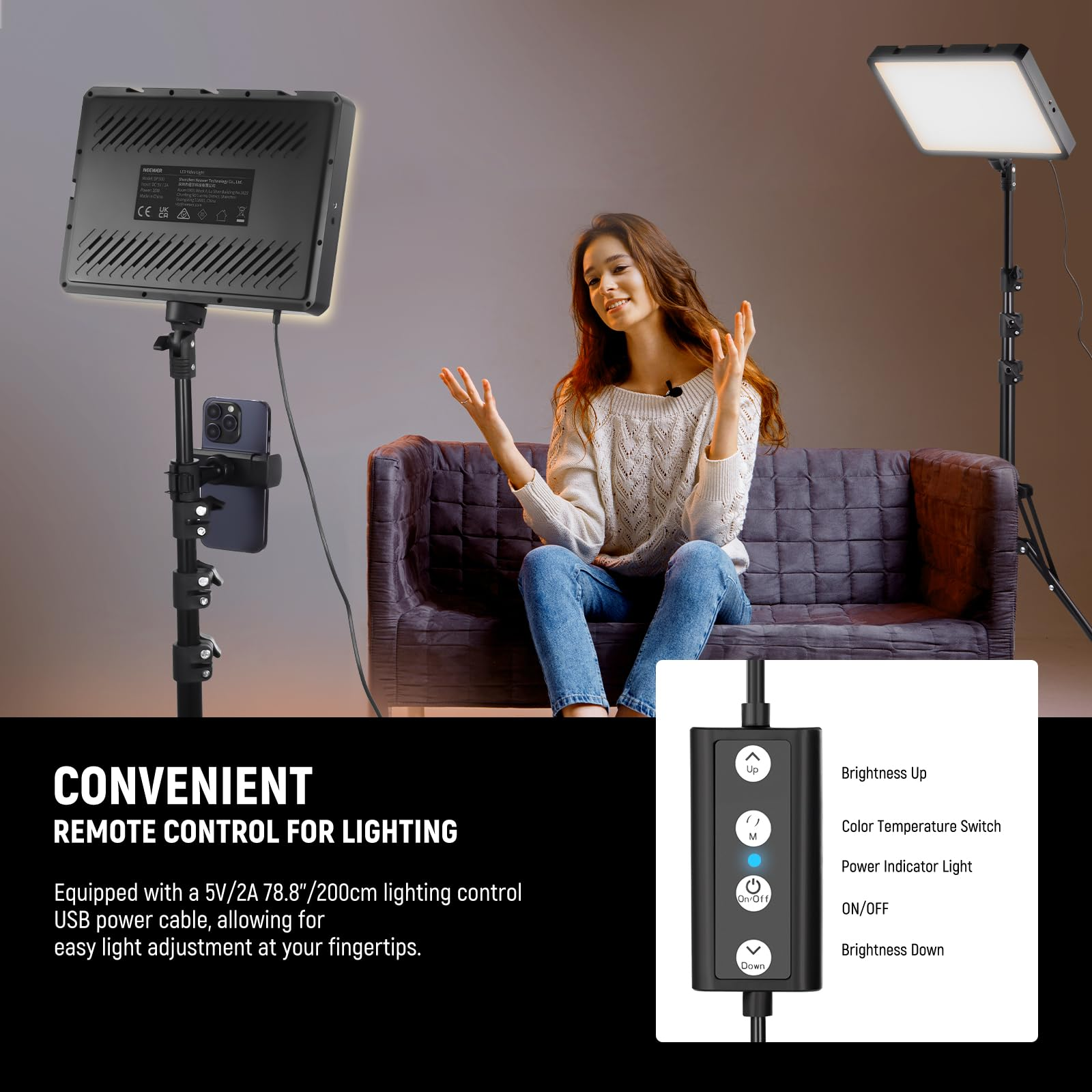 Une femme est assise sur un canapé avec deux lampes LED, un smartphone et une télécommande.
