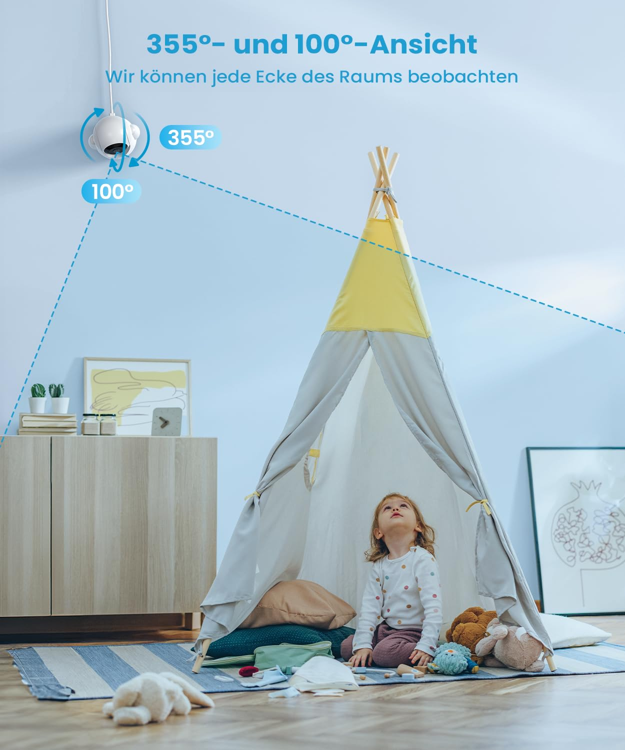 Una telecamera di sicurezza a muro sorveglia un bambino seduto in un teepee sul pavimento.