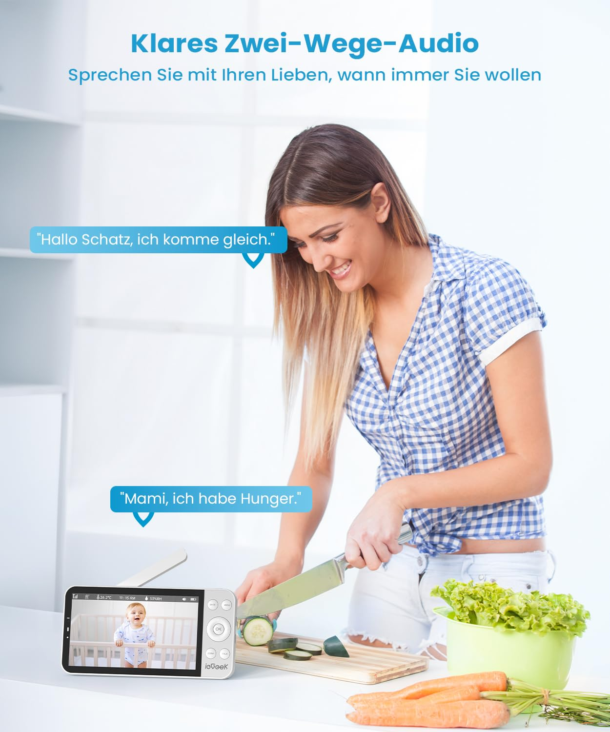 Una donna in cucina taglia verdure mentre un baby monitor mostra un bambino.