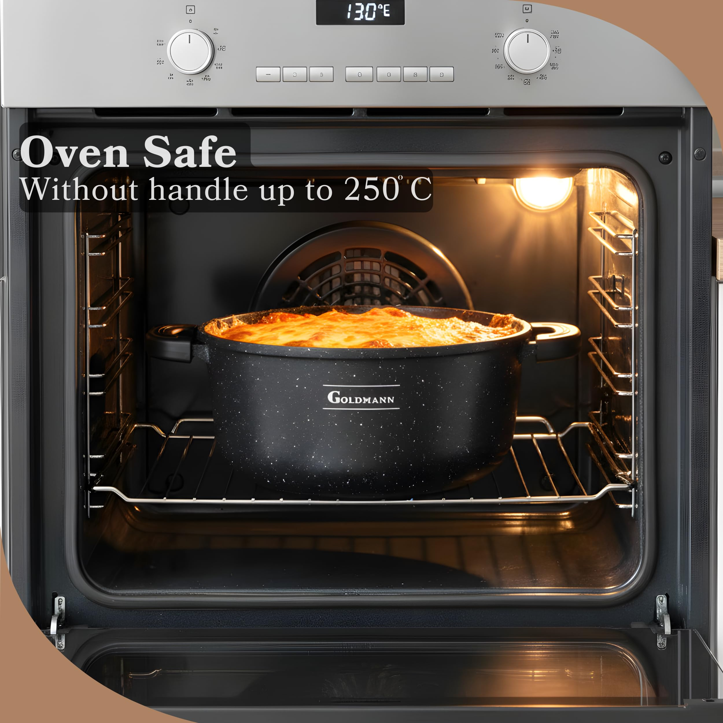 Une cocotte noire Goldmann contenant un plat cuit est sur la grille du four allumé.
