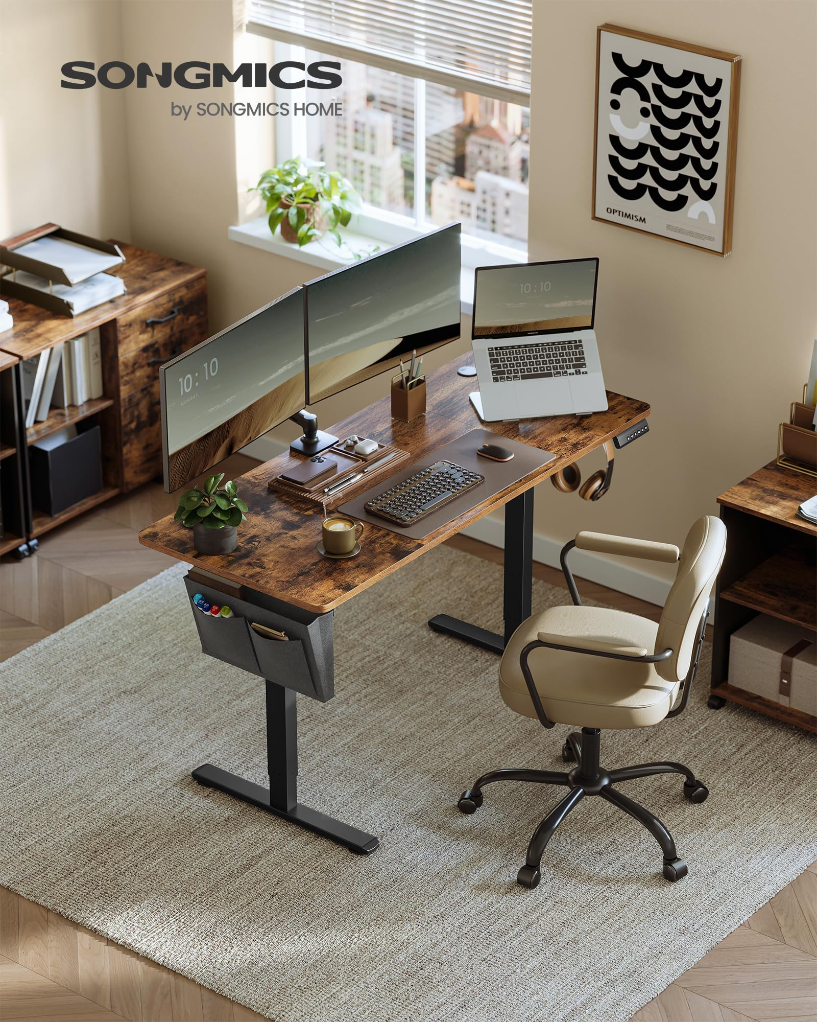 Un bureau à domicile moderne avec bureau en bois, deux moniteurs, ordinateur portable, tasse de café et chaise beige.