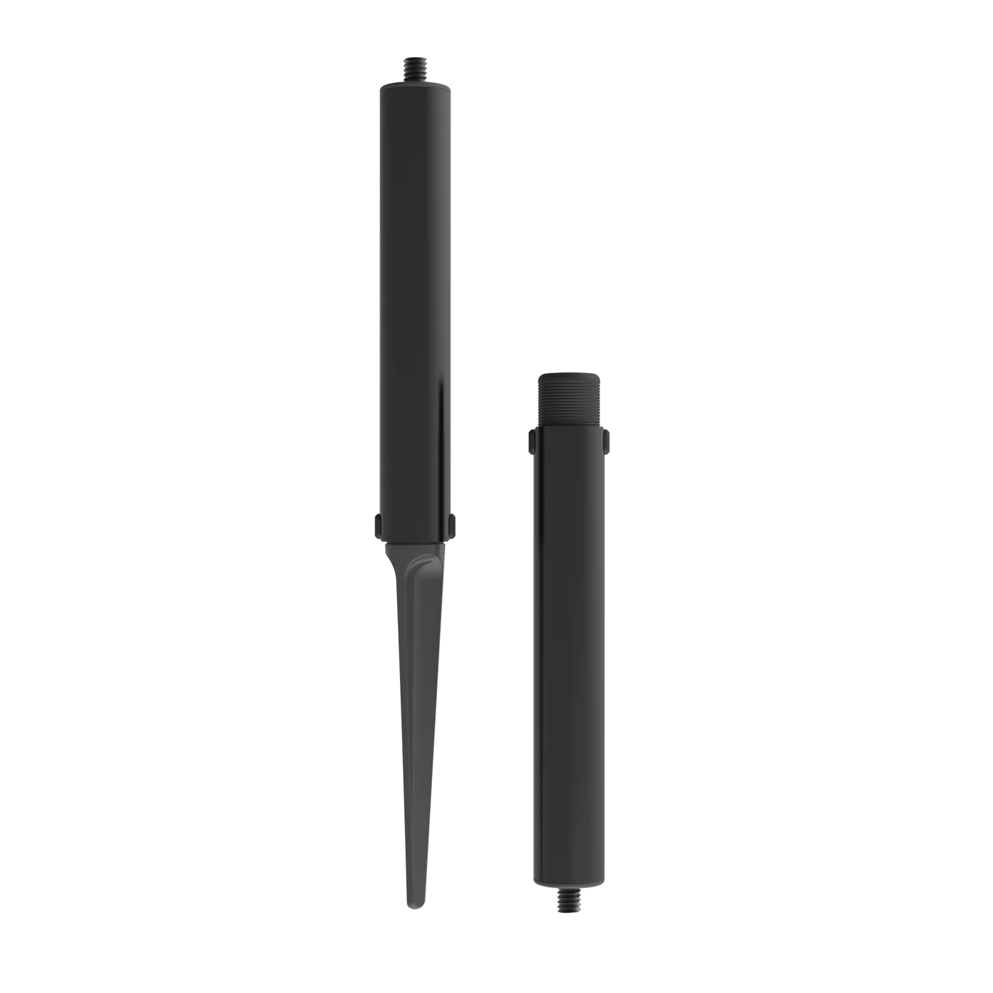 Deux piquets de terre en métal noir pour luminaires extérieurs, isolés sur fond noir.