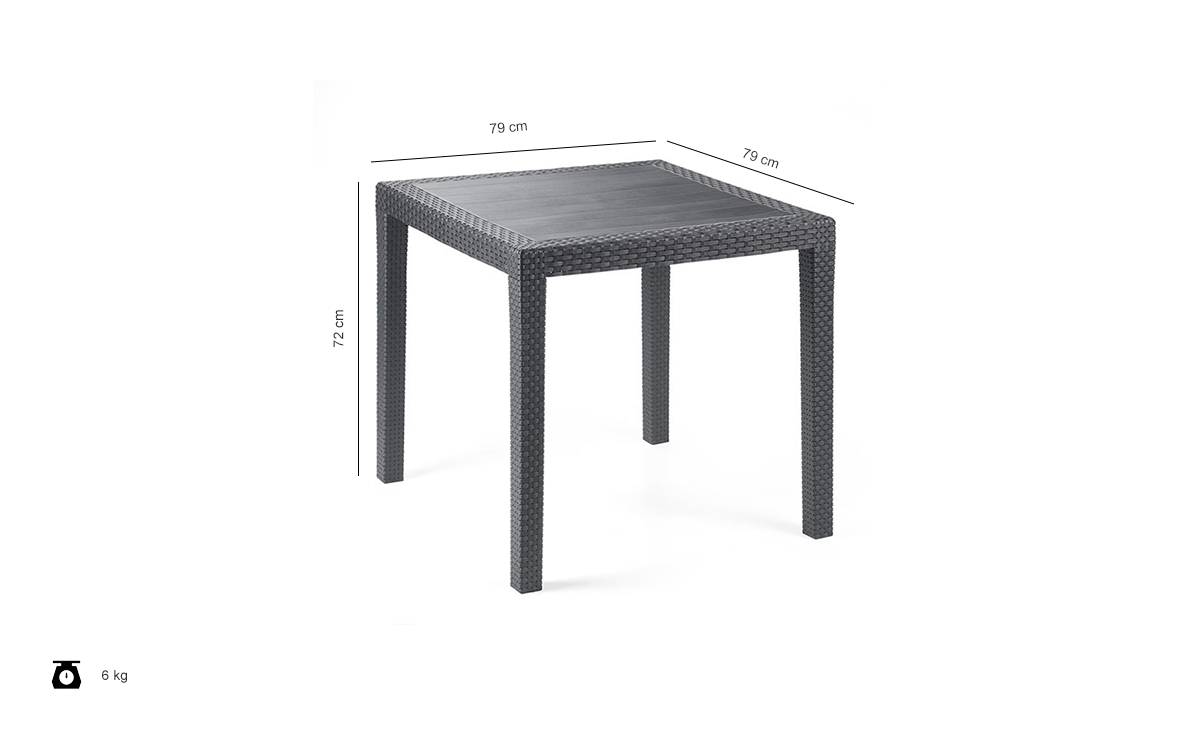 Kwadratowy szary stół ogrodowy z rattanu o wymiarach 79x79x72 cm i wadze 6 kg.