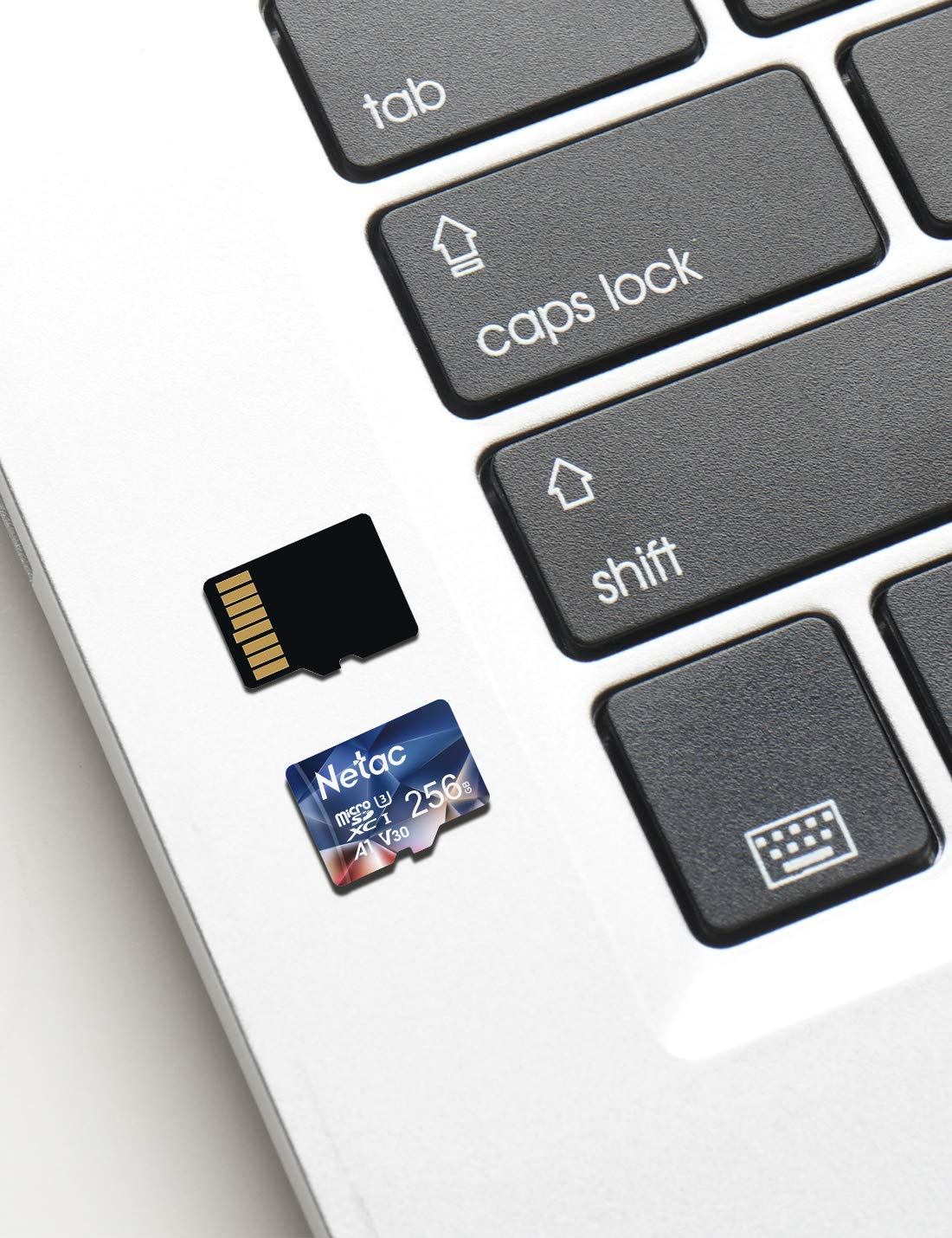 Deux cartes MicroSD Netac 256 Go reposent sur un clavier d'ordinateur blanc.