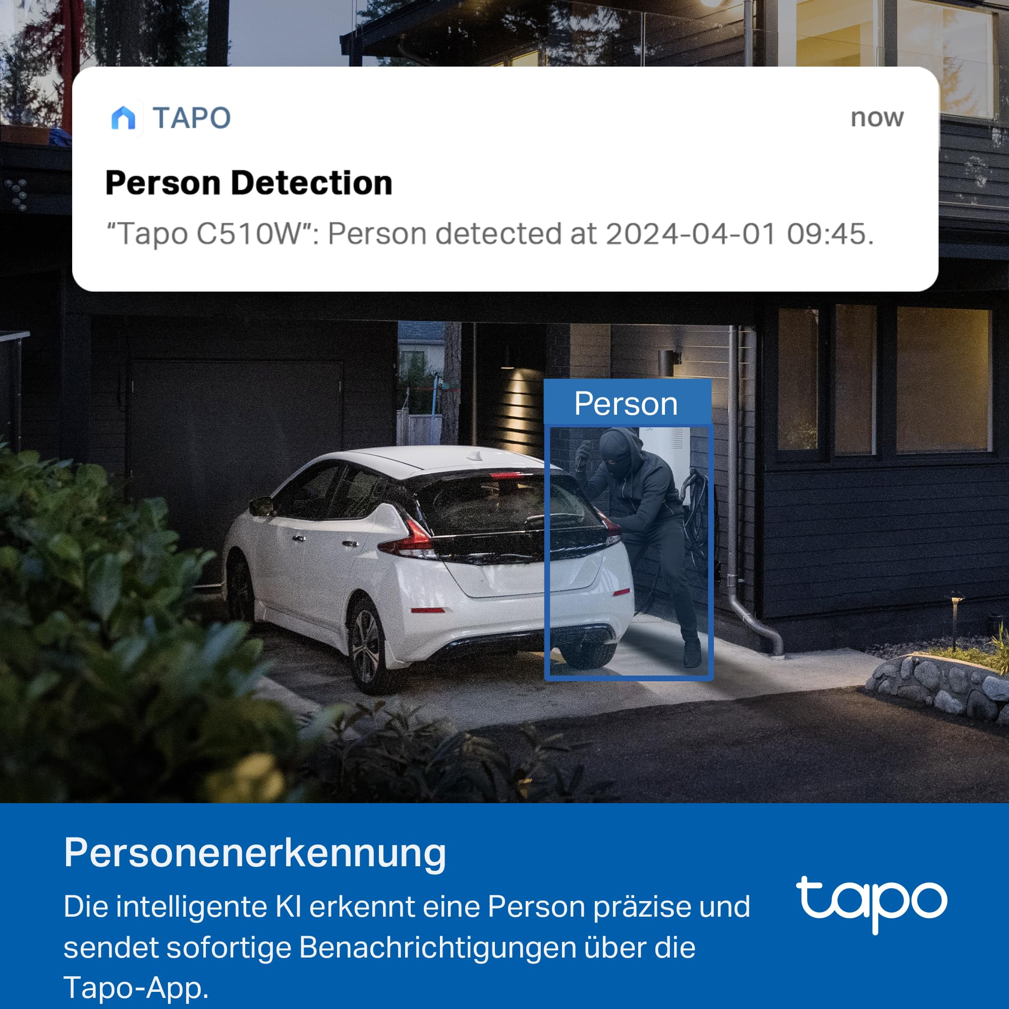 Foto di sicurezza mostra una persona con felpa con cappuccio accanto a un'auto bianca davanti a un garage.