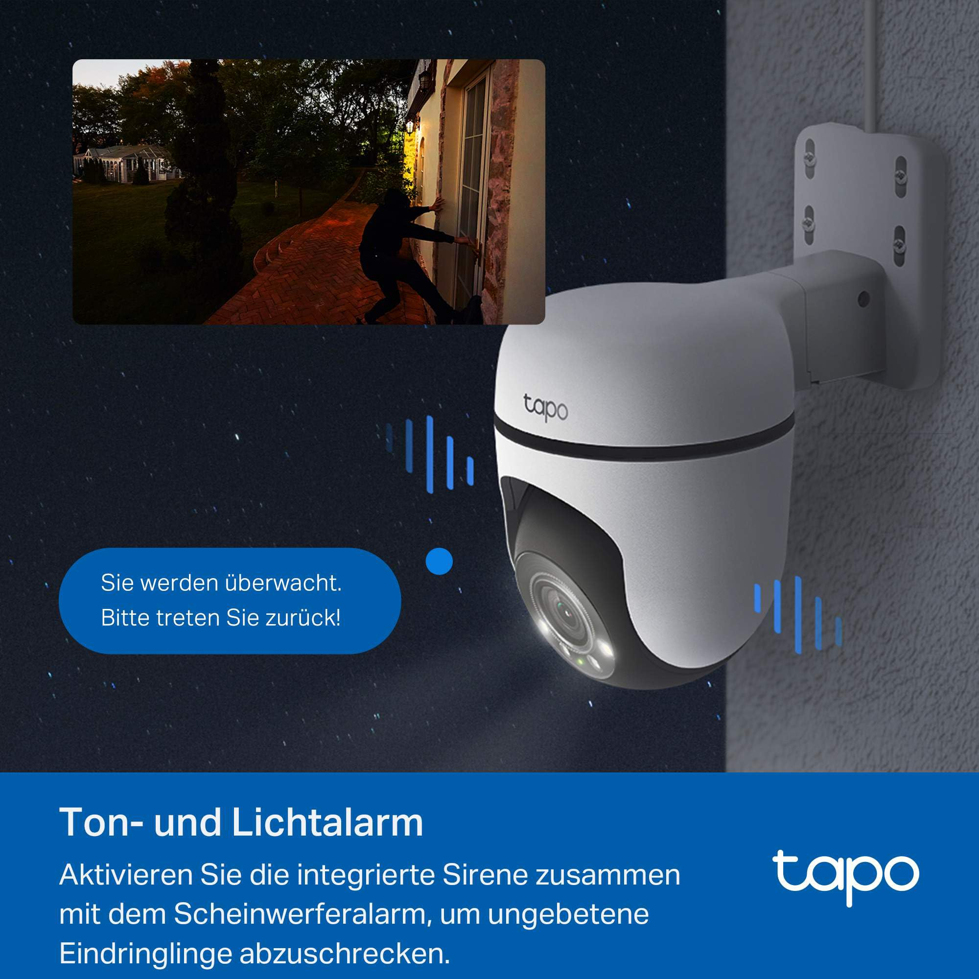 Una telecamera di sicurezza Tapo bianca a parete mostra una scena di furto notturno e un allarme audio.