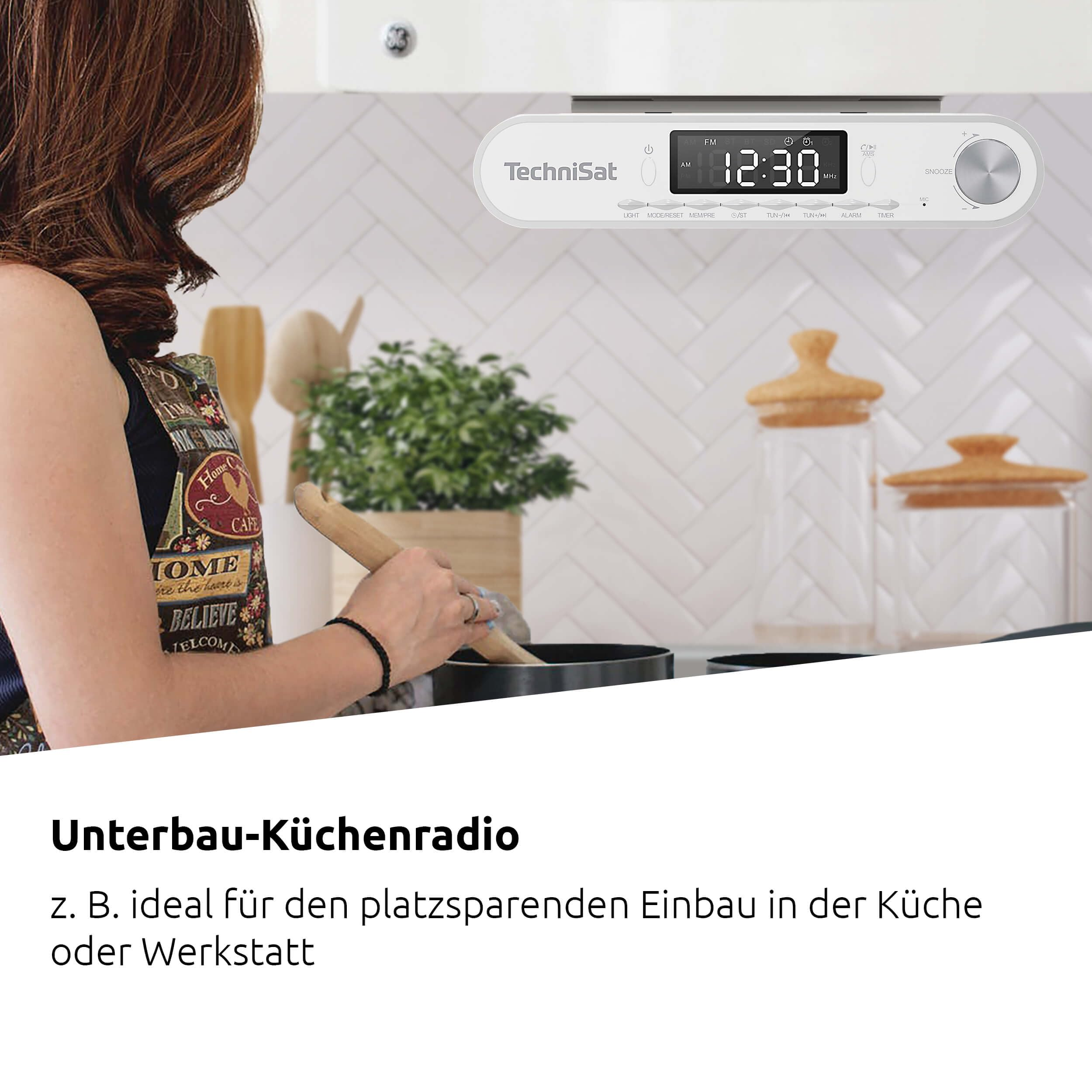 Eine Frau kocht in der Küche unter einem TechniSat Unterbau-Küchenradio.