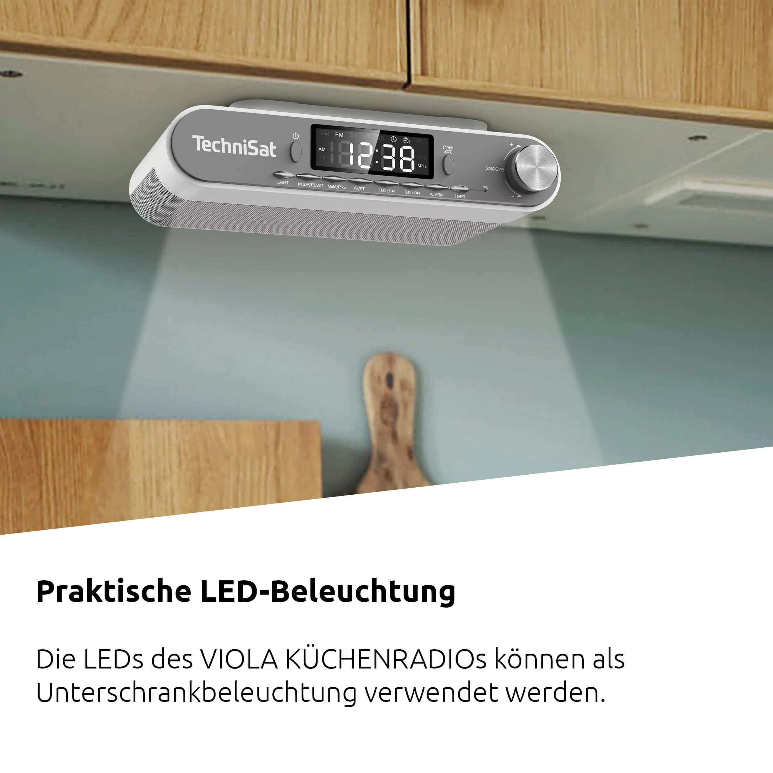 Ein TechniSat-Küchenradio ist unter einem Holzschrank montiert und beleuchtet die Arbeitsfläche darunter.