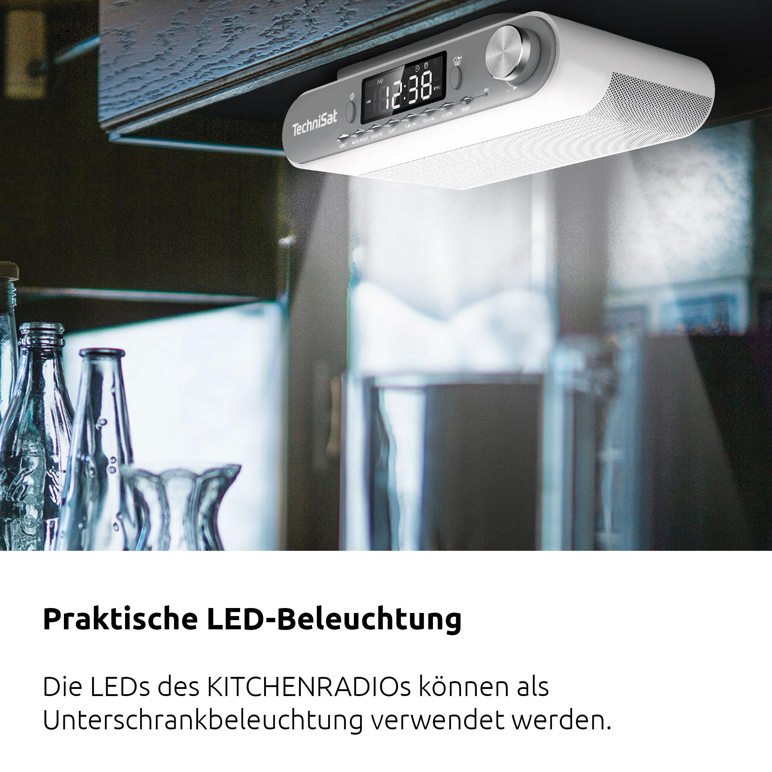 Unter einem Küchenschrank montiertes weißes TechniSat Küchenradio mit digitalem Display und heller LED-Beleuchtung nach unten.
