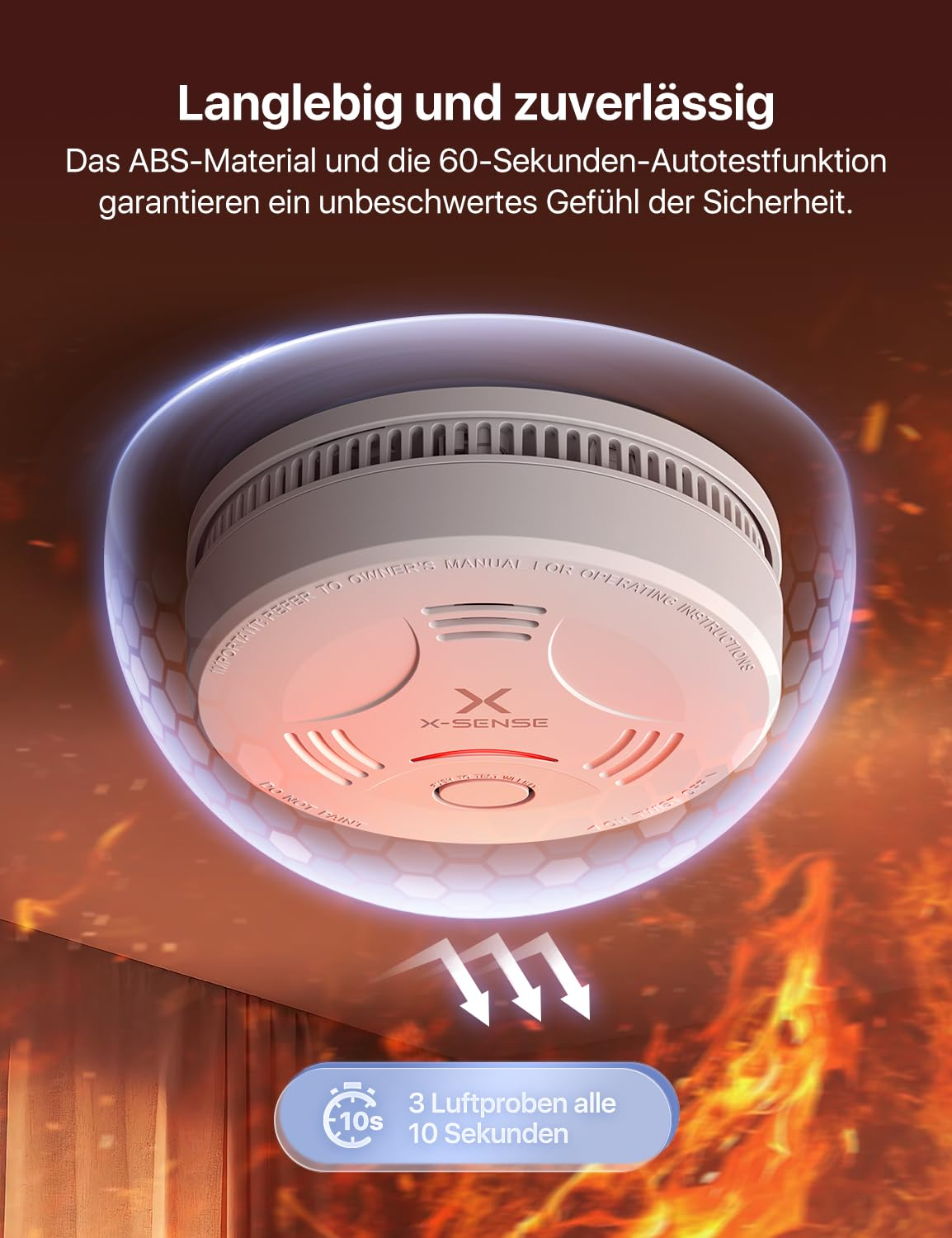 Un détecteur de fumée X-Sense au plafond avec des flammes en arrière-plan.