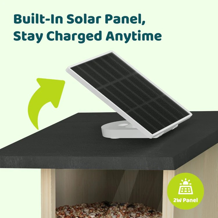 Panel solar en comedero de madera para pájaros, flechas verdes y texto.