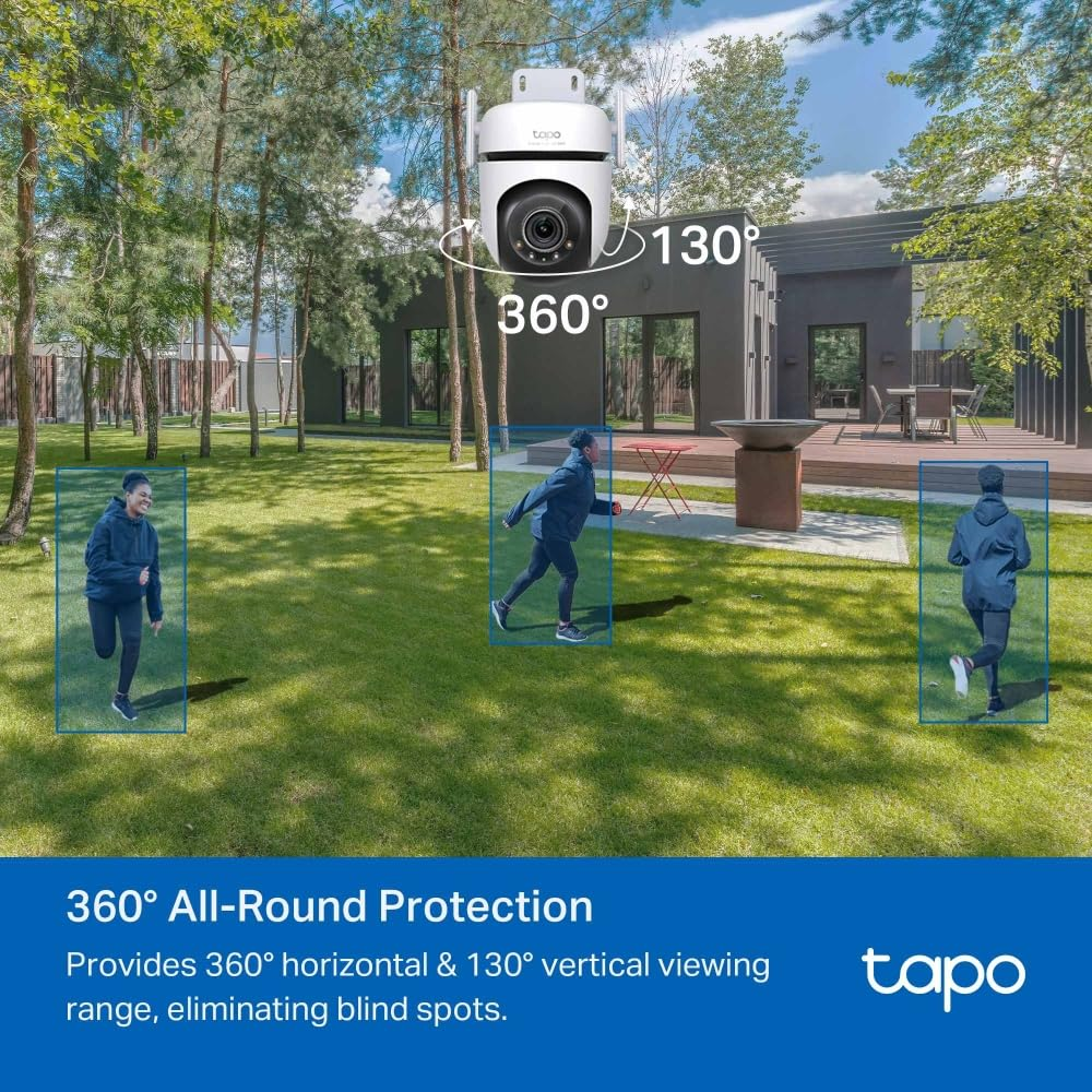 Telecamera di sicurezza che segue una persona in un giardino con casa moderna.