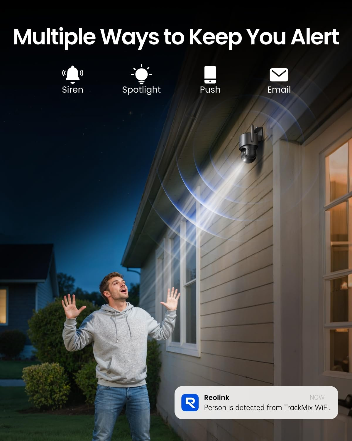 Una telecamera di sicurezza illumina di notte un uomo sorpreso che alza le mani.