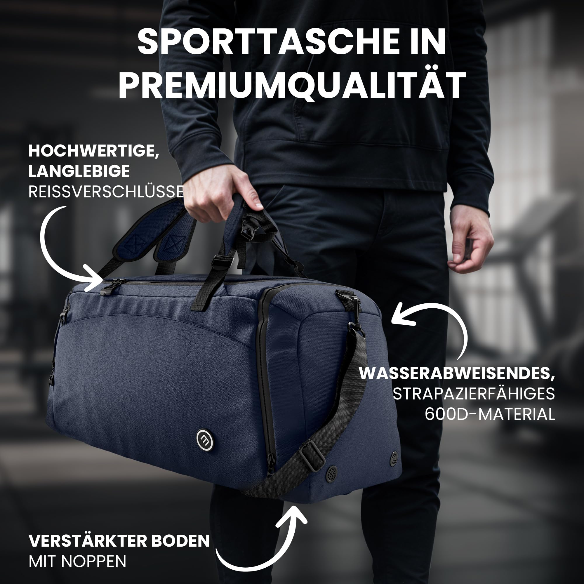 Person hält dunkelblaue Sporttasche mit Texten über Reißverschlüsse, Material und Boden.