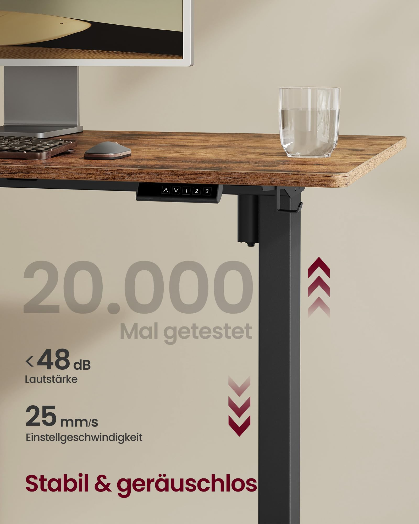 Un bureau en bois réglable avec panneau de commande, moniteur et verre d'eau.