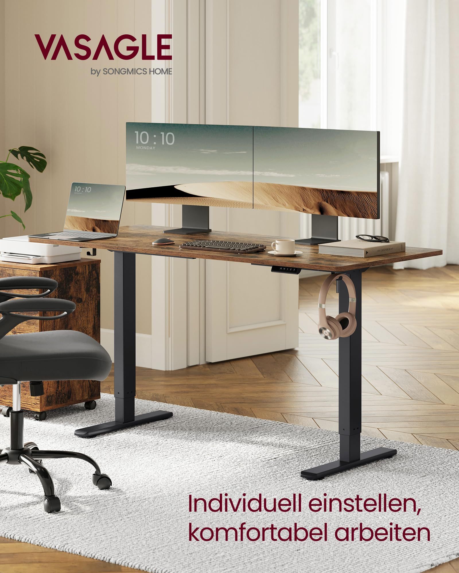 Un bureau en bois réglable en hauteur avec deux moniteurs, un ordinateur portable, un clavier et un casque.