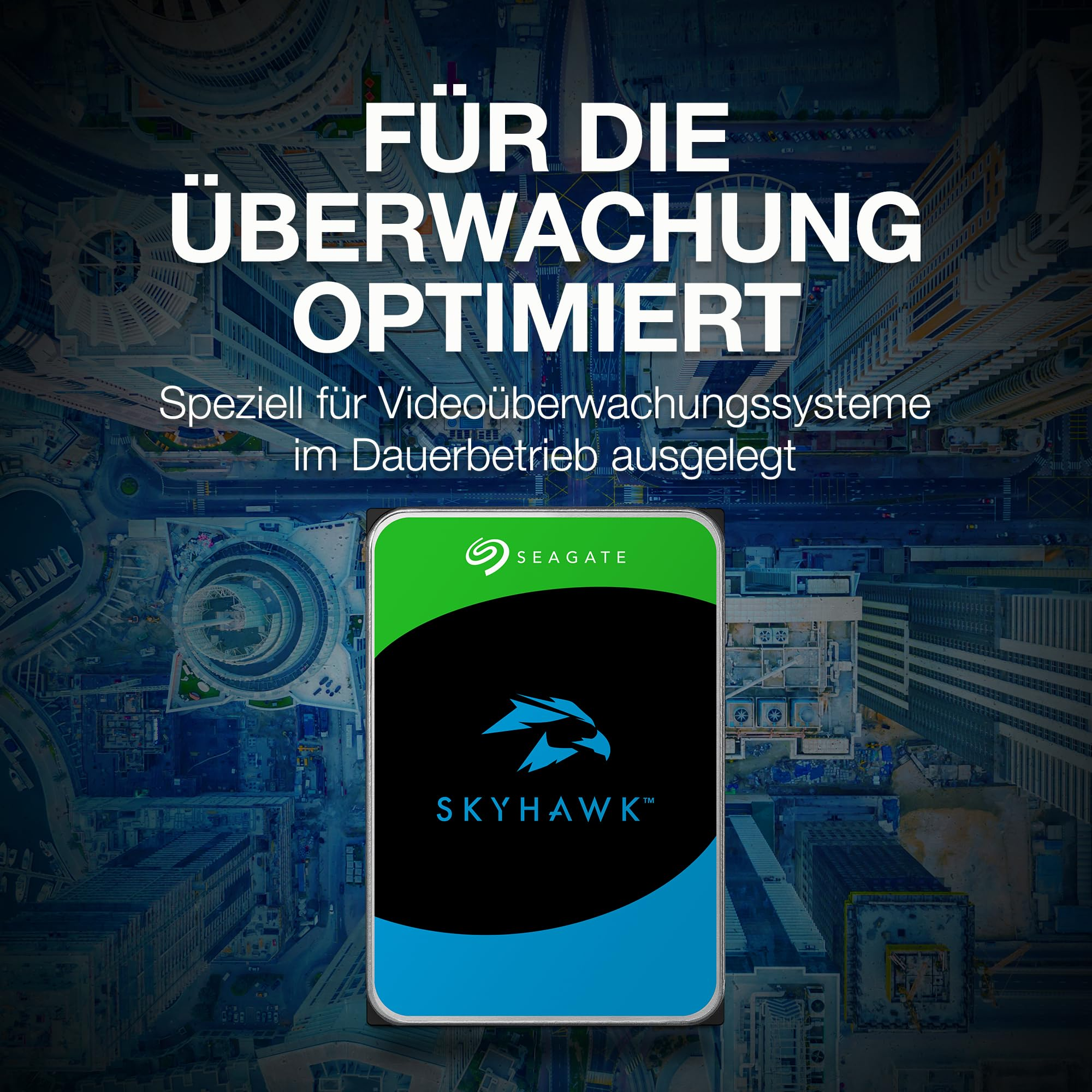 Hard disk di sorveglianza Seagate SkyHawk su sfondo di scene urbane e stradali.