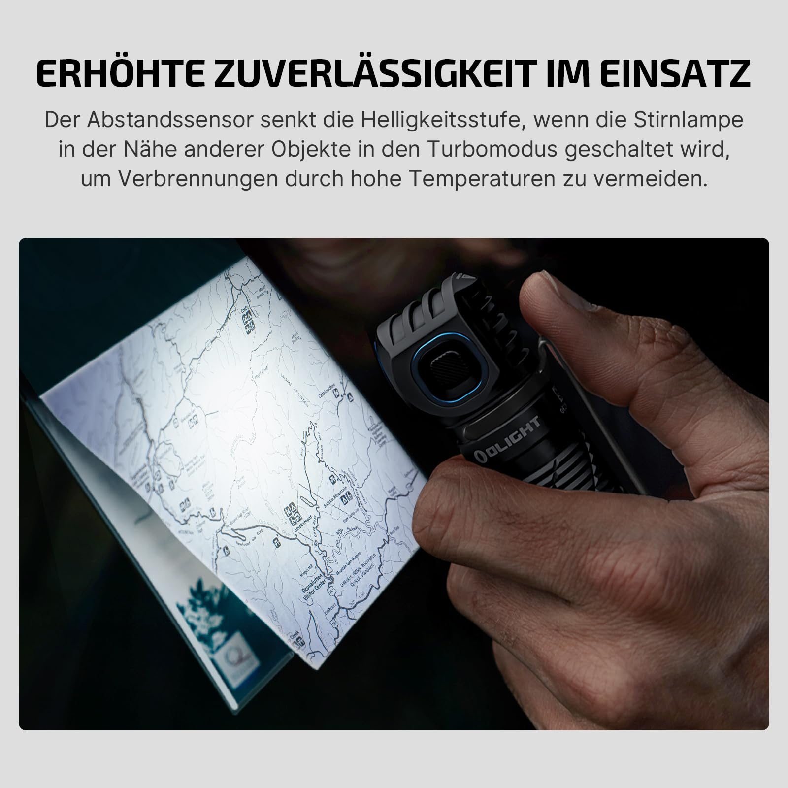 Una mano tiene una torcia frontale nera che illumina una mappa topografica.