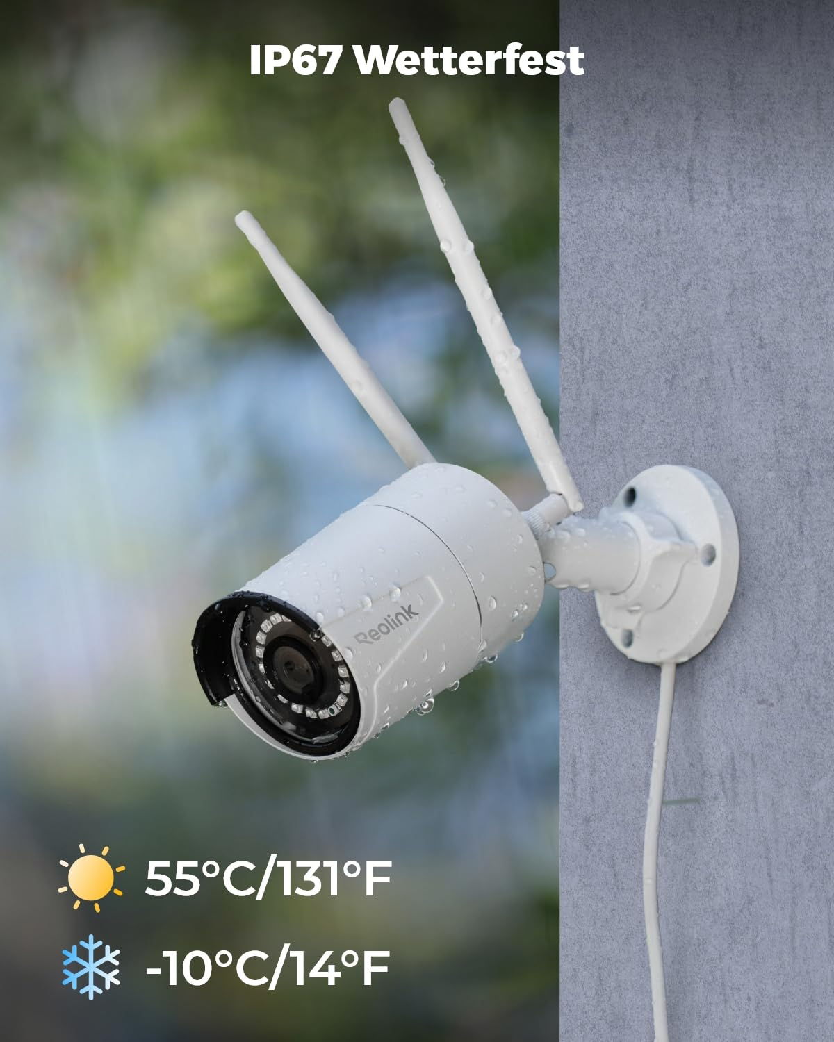 Telecamera di sicurezza bianca resistente alle intemperie Reolink con due antenne su un muro grigio sotto la pioggia.