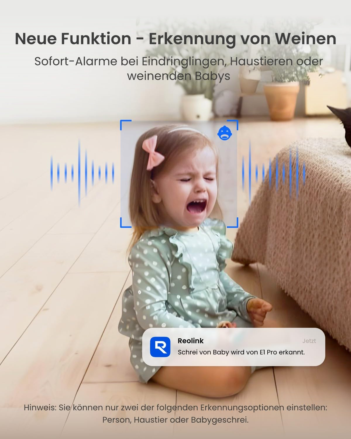 Una bambina che piange siede su un pavimento di legno mentre un'app rileva il pianto.