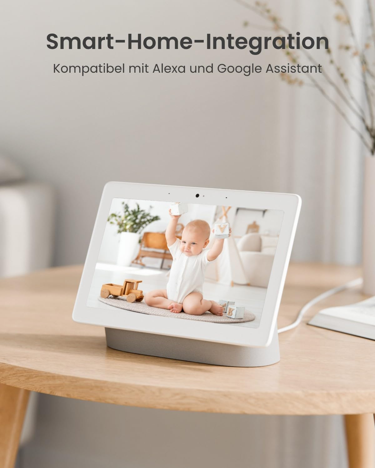 Schermo smart home su un tavolo di legno mostra un bimbo con giocattoli.