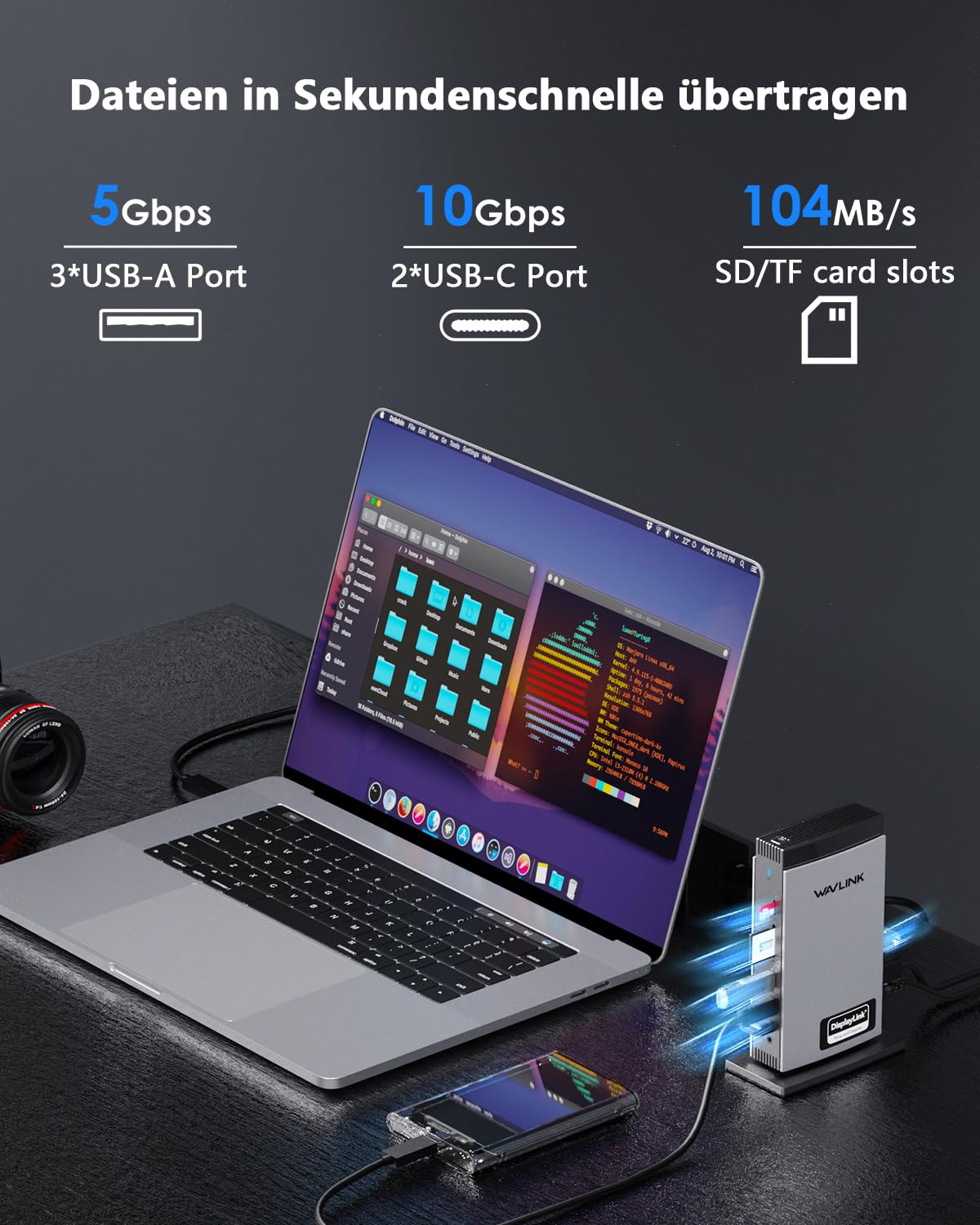 Un portatile collegato a una docking station Wavlink grigia su una scrivania, con dettagli sulle porte.