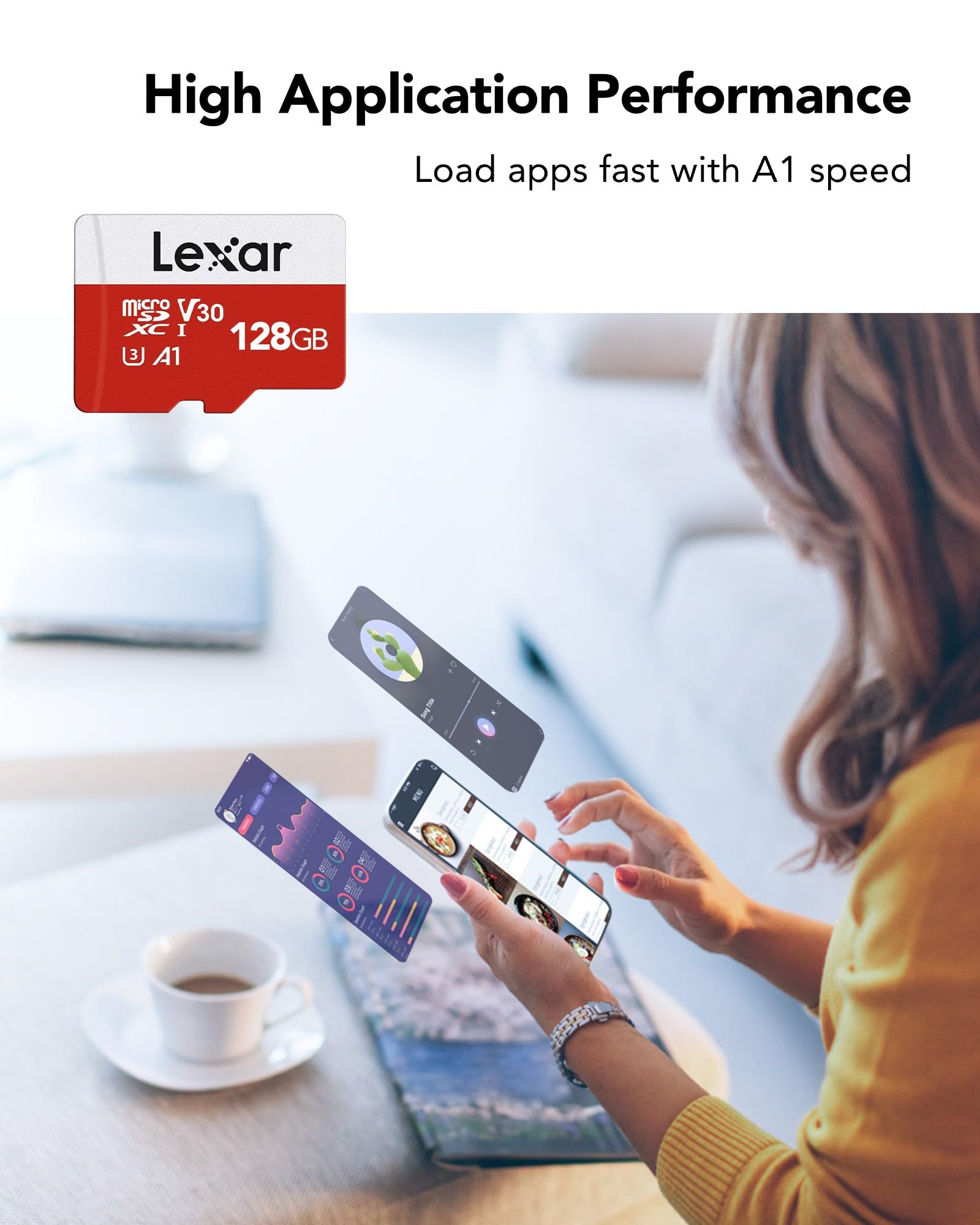 Une femme tient un smartphone avec des interfaces flottantes, près d'une tasse de café et d'une carte microSD Lexar 128 Go.