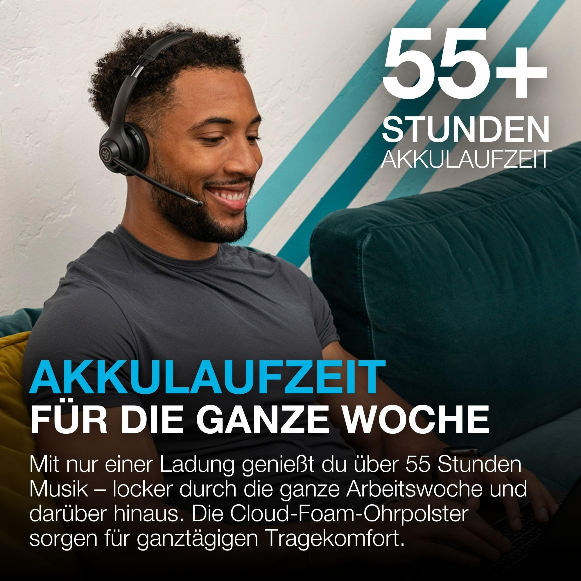 Ein smiling Mann mit Headset sitzt auf einer Couch und tippt auf einen Laptop. Darüber Werbetext in deutscher Sprache.