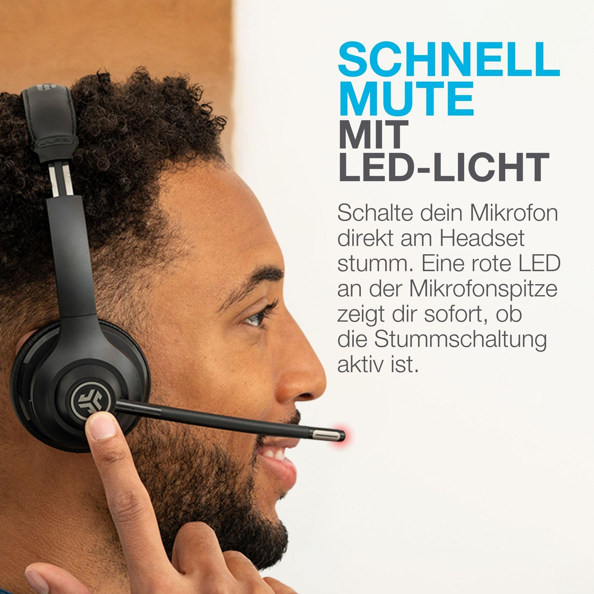 Ein Mann trägt schwarze Kopfhörer mit einem Mikrofon und LED-Licht, deutscher Text daneben.