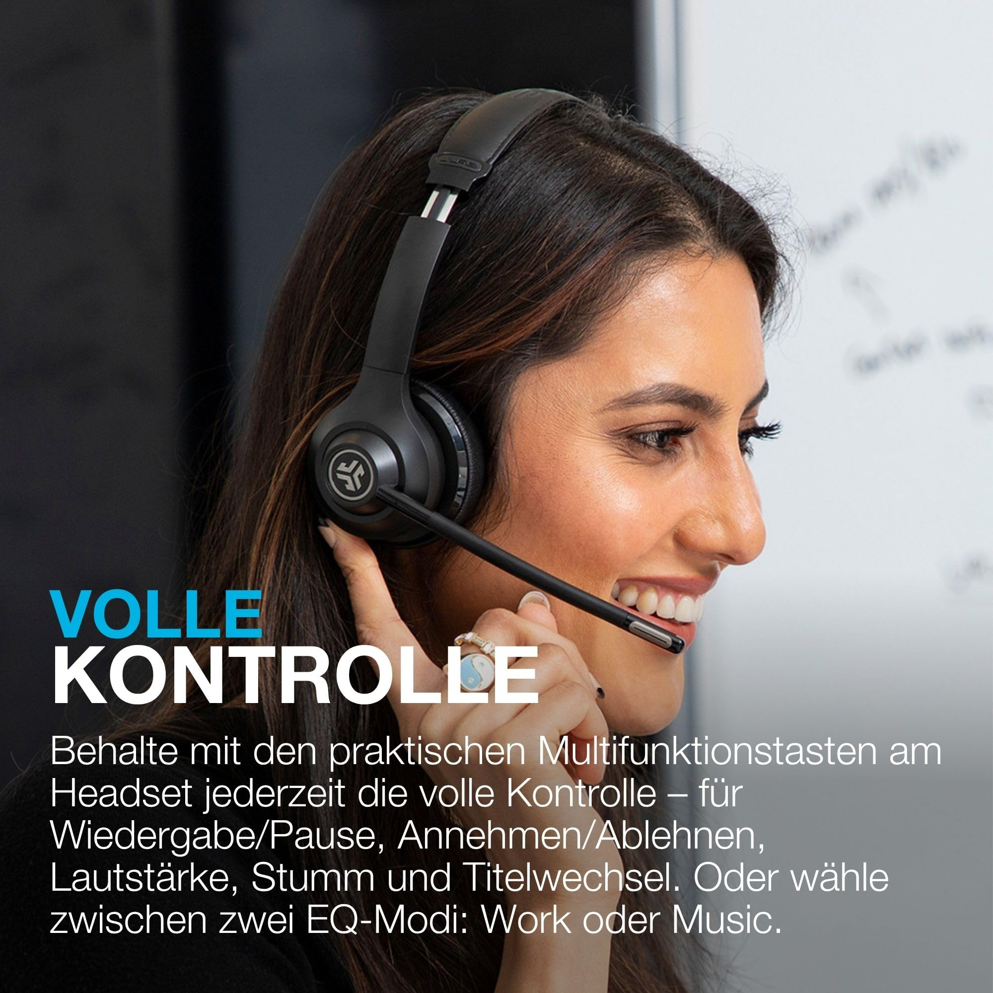 Eine smiling Frau trägt ein schwarzes Headset mit Mikrofon und schaut nach rechts.