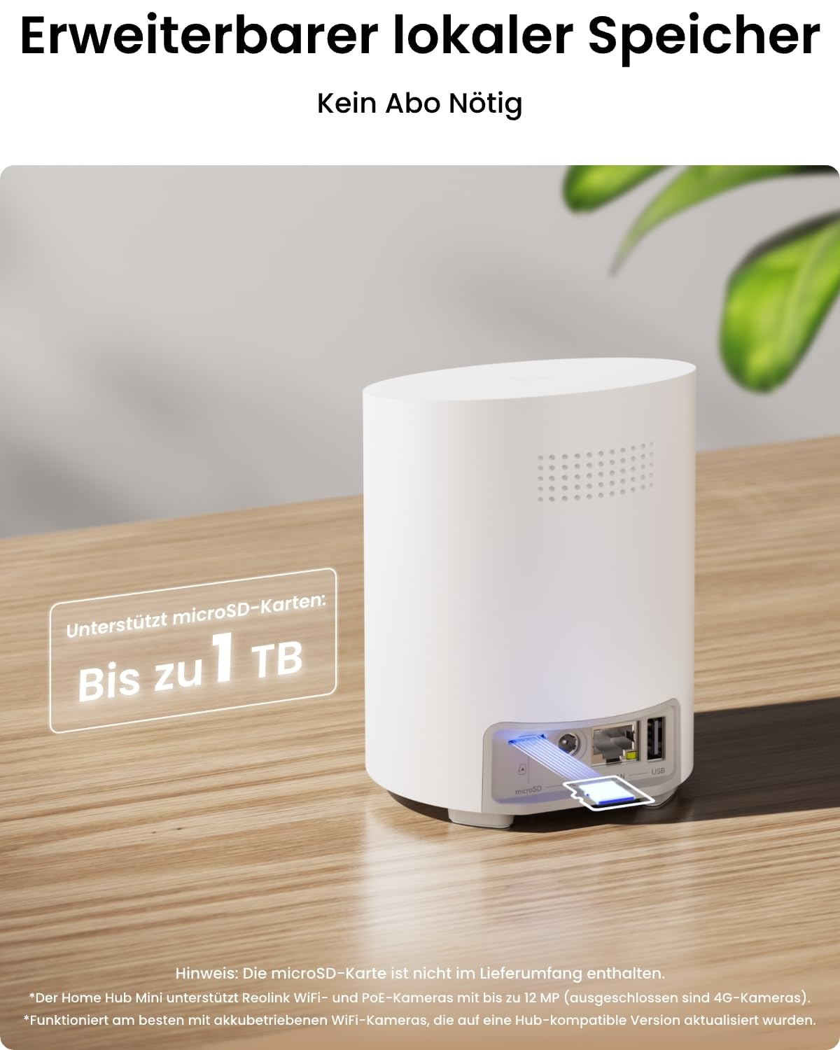 Hub Mini bianco su superficie in legno con slot per scheda microSD fino a 1 TB.