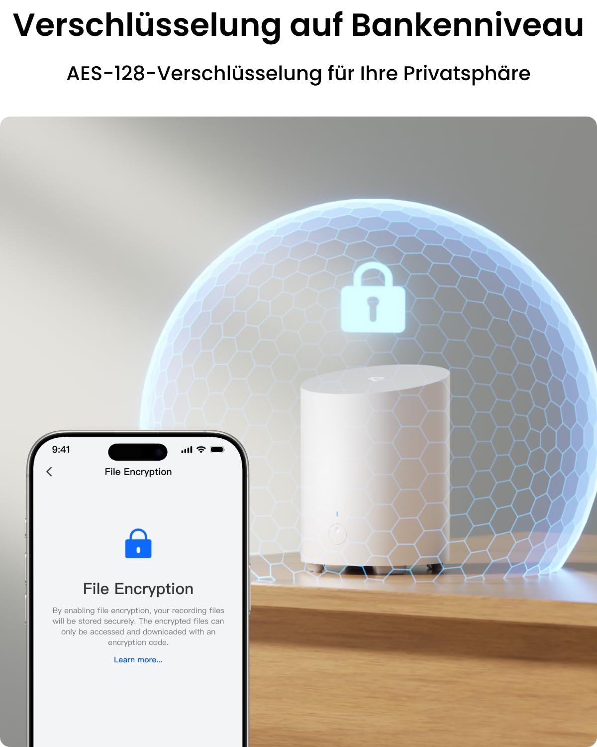Uno smartphone mostra la crittografia dei file mentre un dispositivo bianco si trova sotto uno scudo blu.