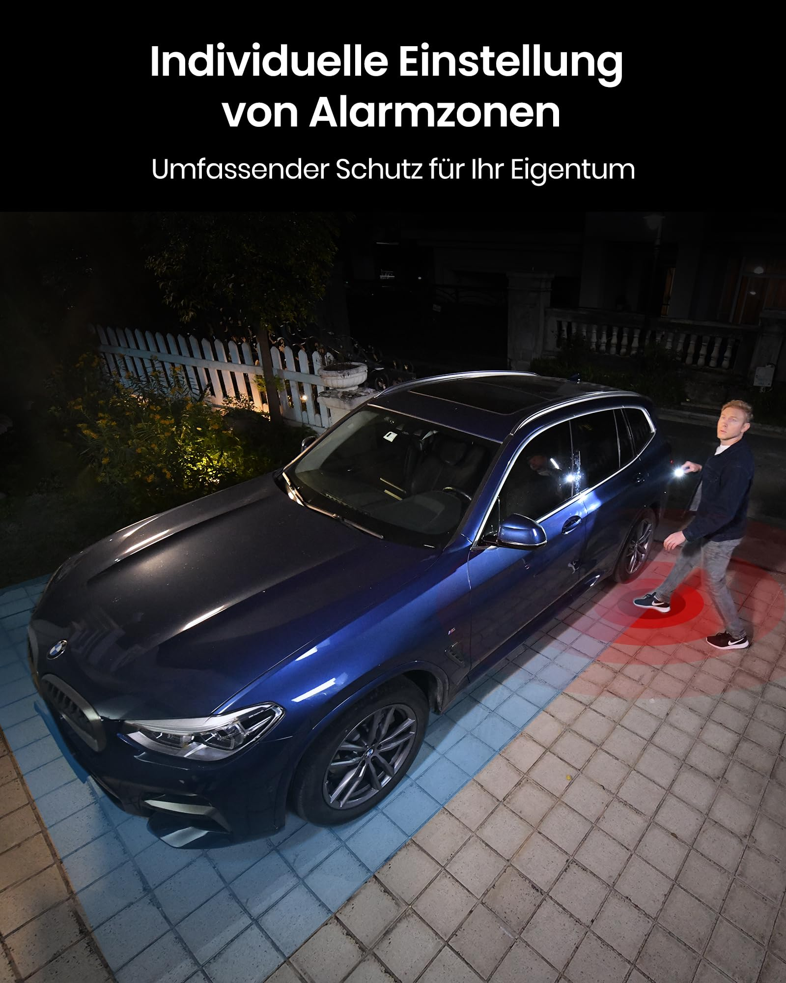 Un uomo passa accanto a una BMW blu di notte, circondato da zone di allarme contrassegnate.