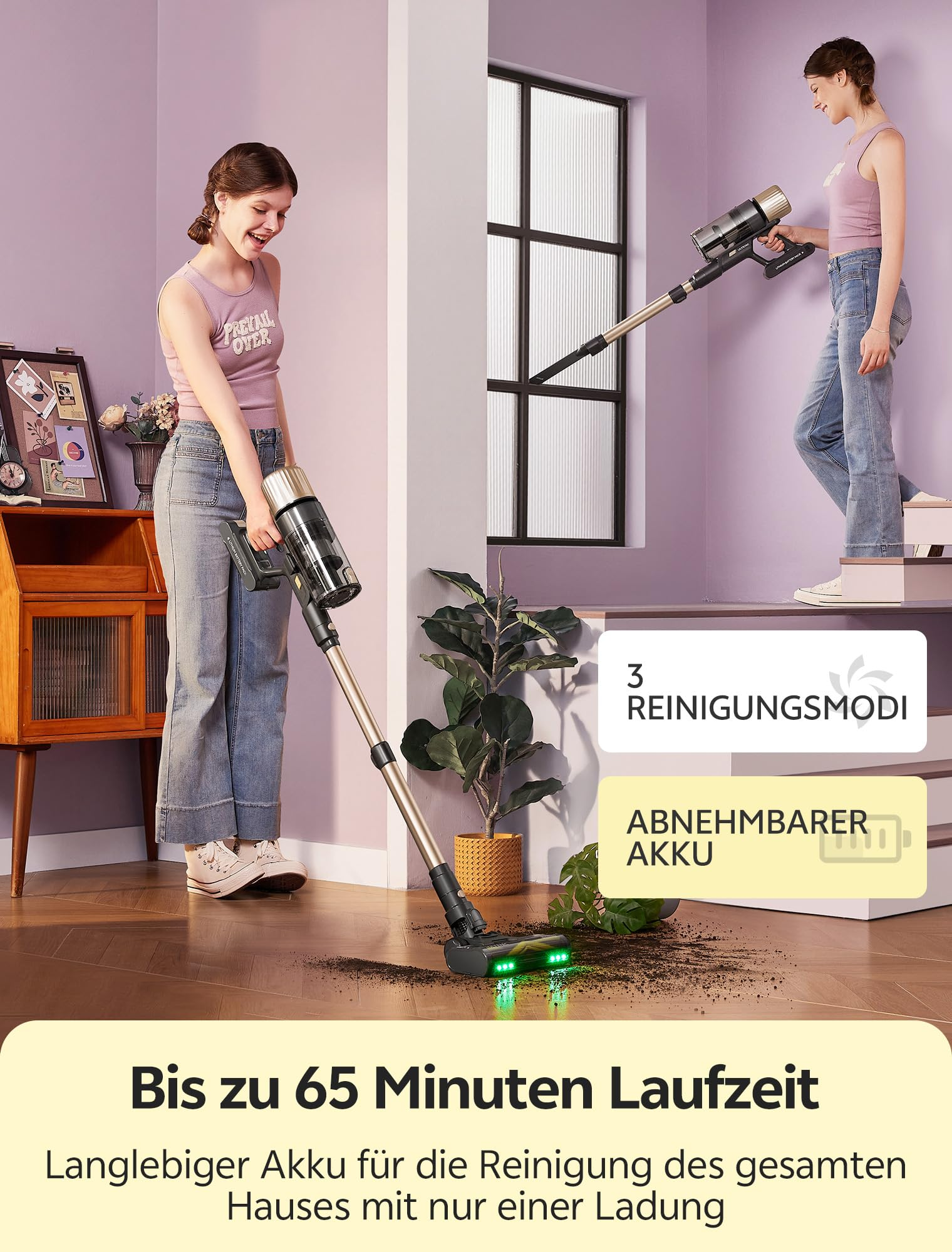 Una donna che aspira lo sporco dal pavimento in legno con un aspirapolvere senza fili in una stanza viola.