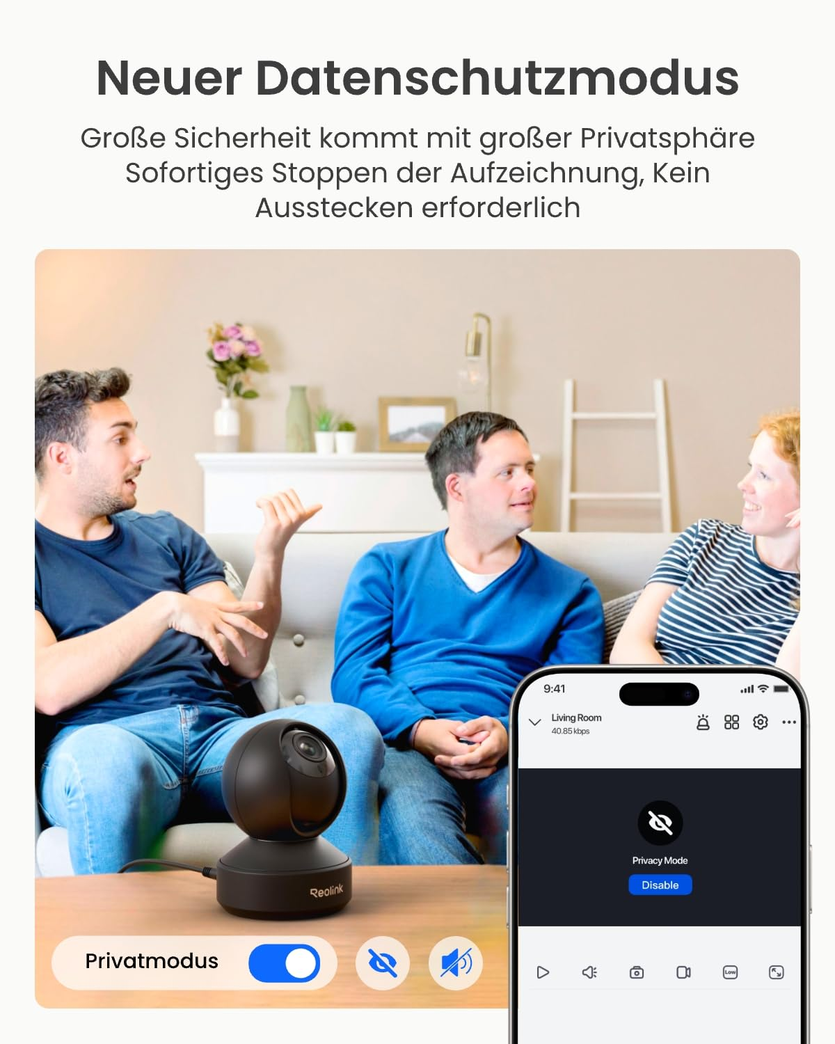Tre persone siedono su un divano, con una telecamera di sicurezza nera e uno smartphone in primo piano.