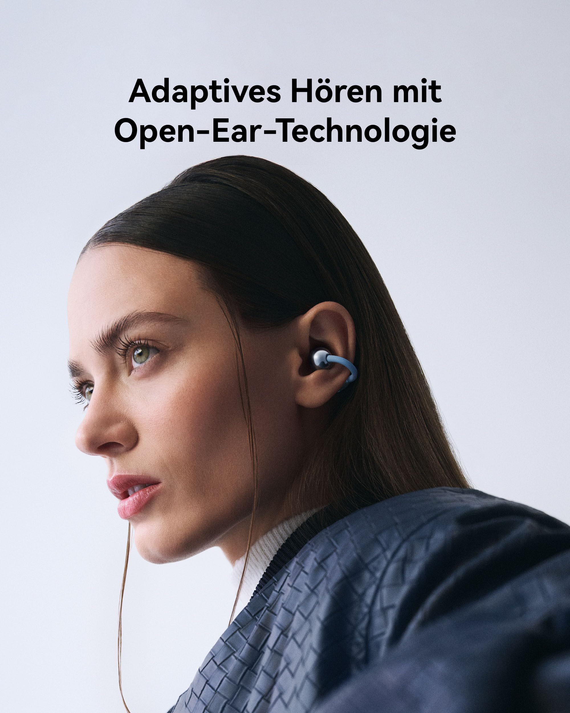 Una donna indossa auricolari open-ear blu. Testo in alto: Ascolto adattivo.