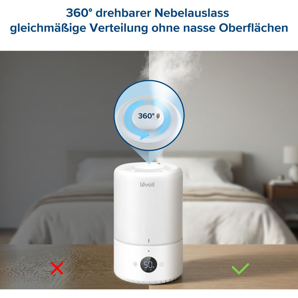 Un umidificatore Levoit bianco su un tavolo di legno in una camera da letto mostra l'ugello girevole a 360 gradi.
