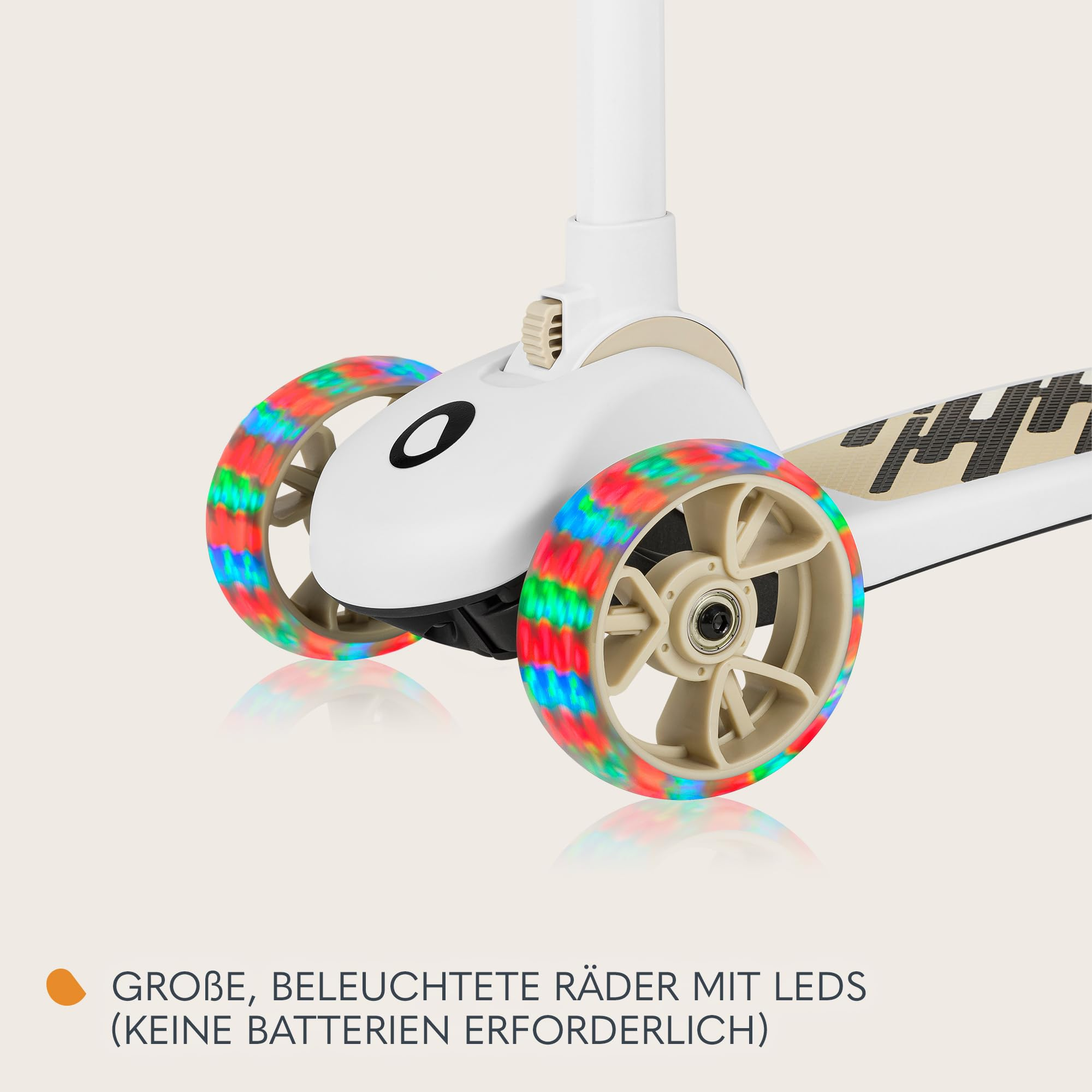 Weiße Scooter-Vorderseite mit zwei großen, mehrfarbig leuchtenden LED-Rädern.