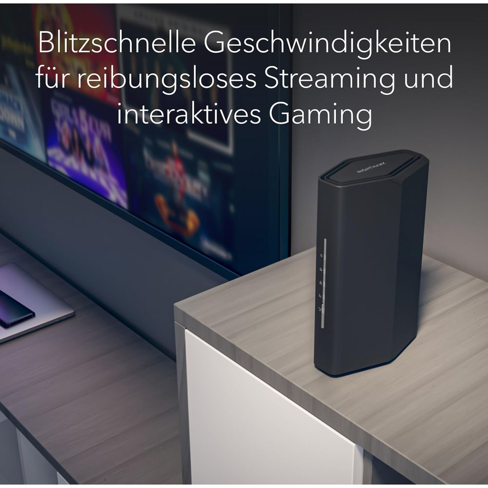 Ein schwarzer Router steht auf einem Holztisch vor einem großen Bildschirm mit Textüberlagerung.