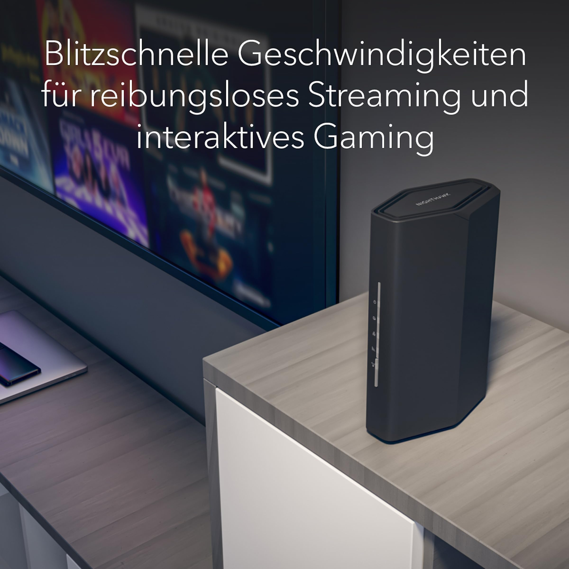 Ein schwarzer Netgear Nighthawk Router steht auf einem Holztisch vor einem Fernseher mit Text.