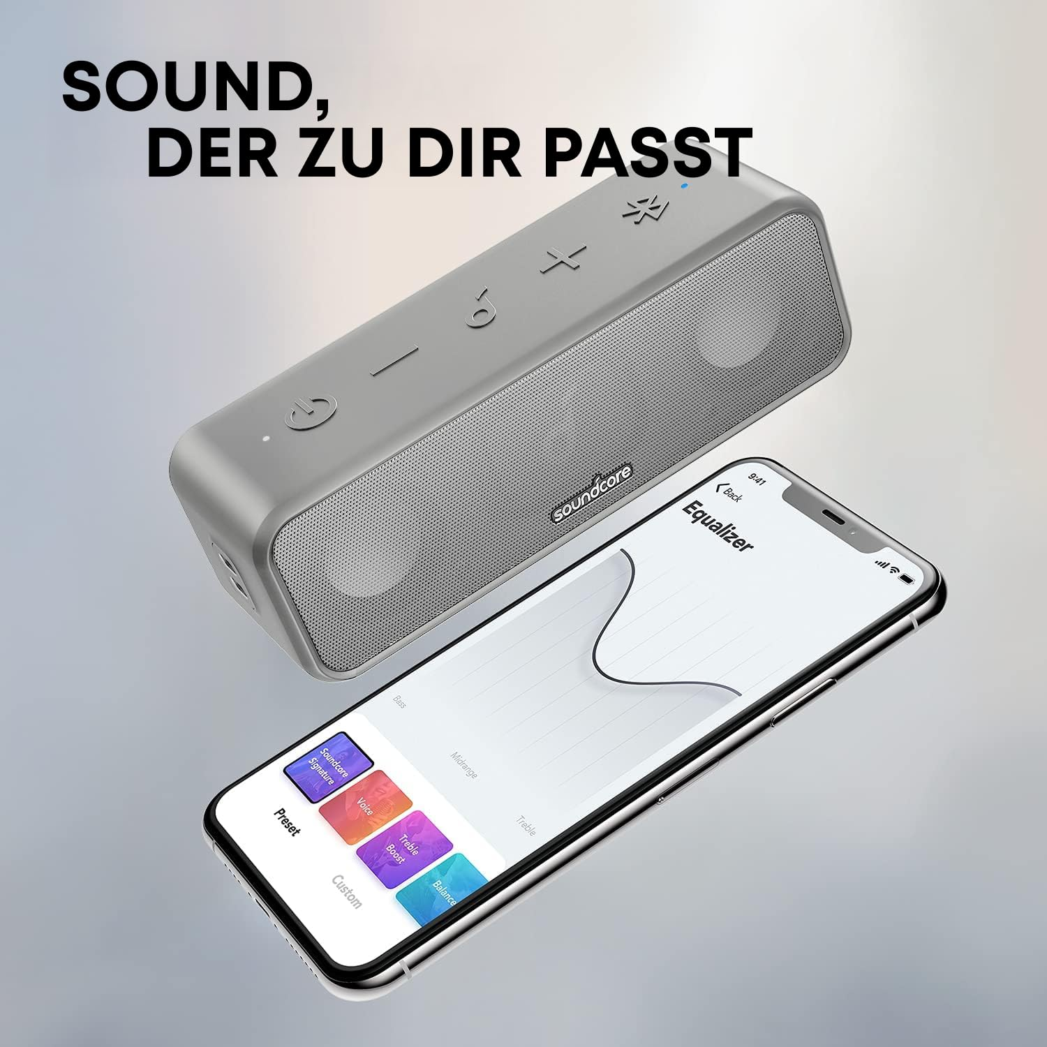 Un altoparlante Bluetooth Soundcore argentato accanto a uno smartphone con un'app equalizzatore.