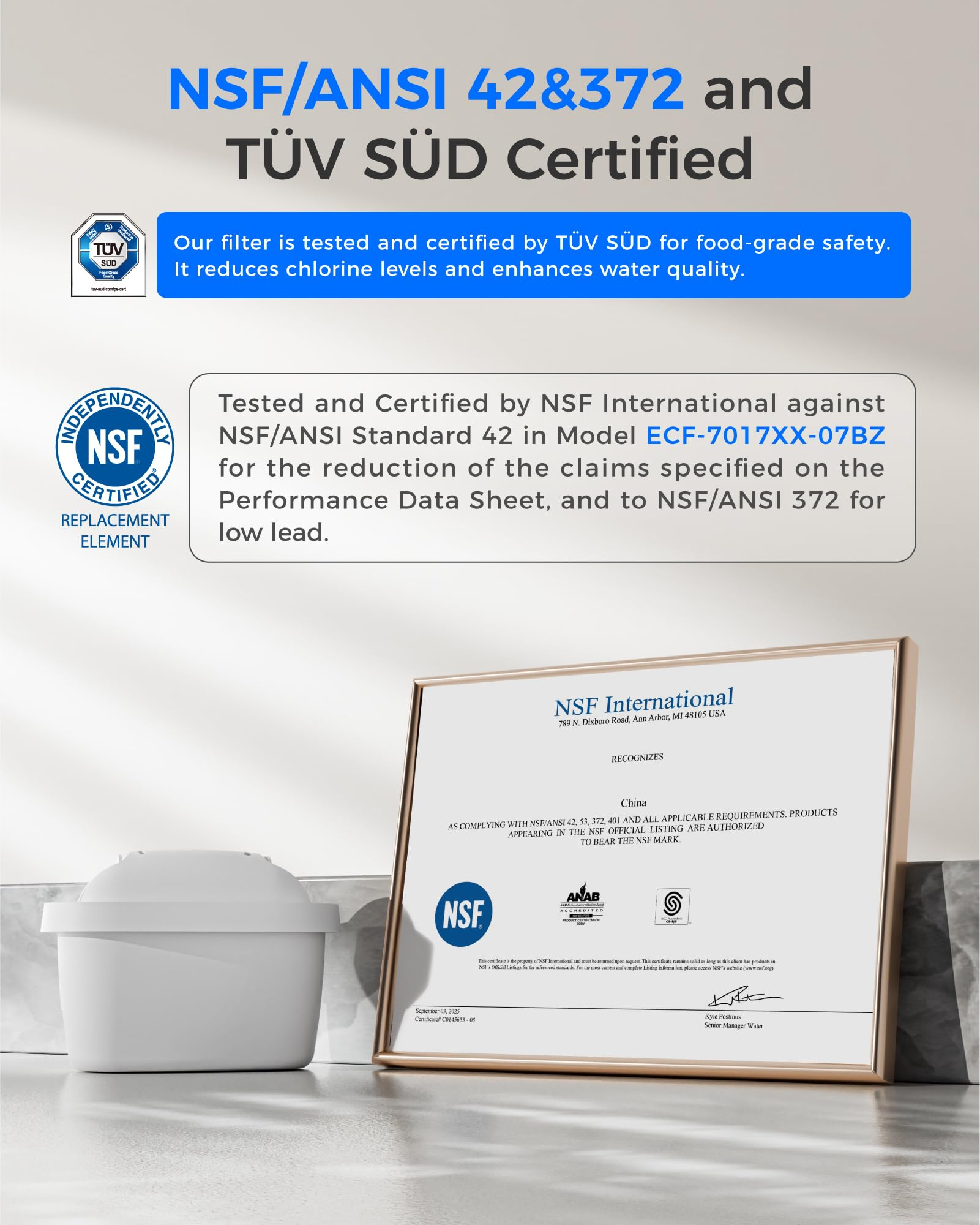 Un documento di certificazione NSF incorniciato poggia accanto a una caraffa filtrante.