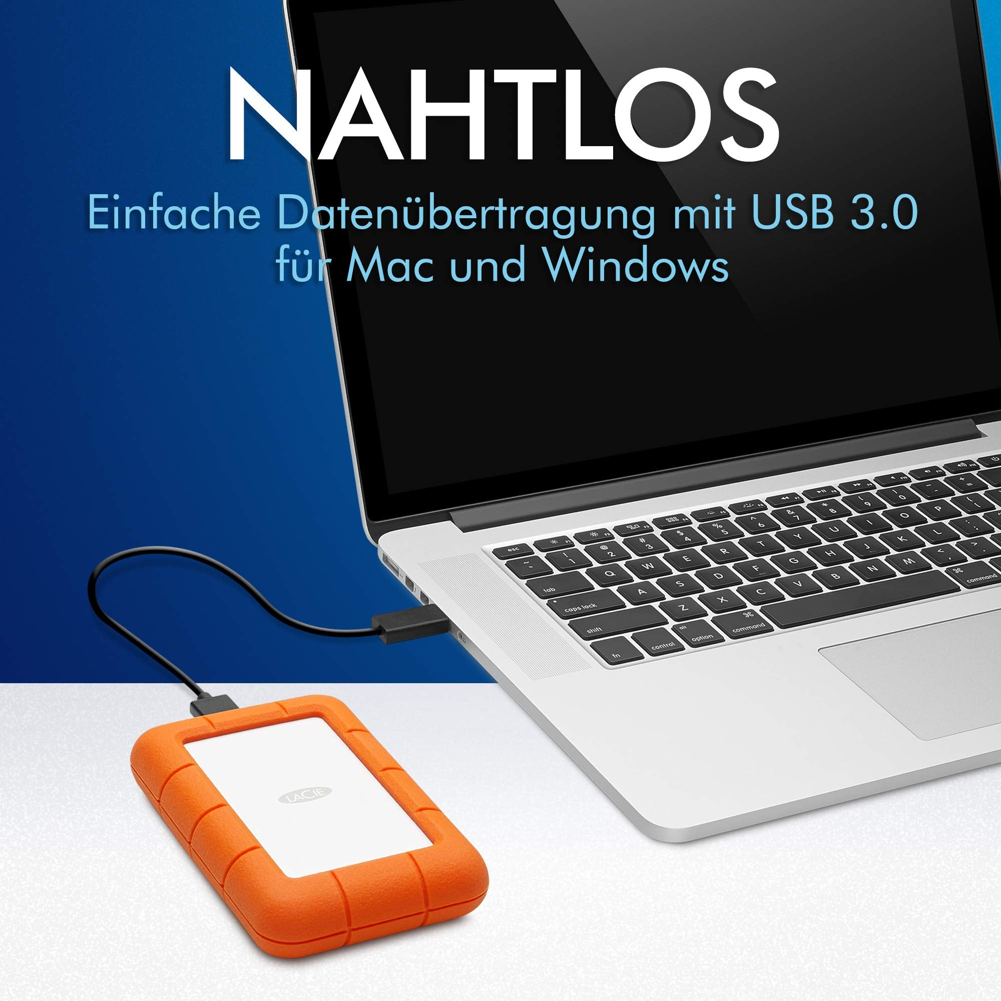 Un hard drive esterno LaCie arancione è collegato a un computer portatile argento con un cavo nero su sfondo blu e bianco.