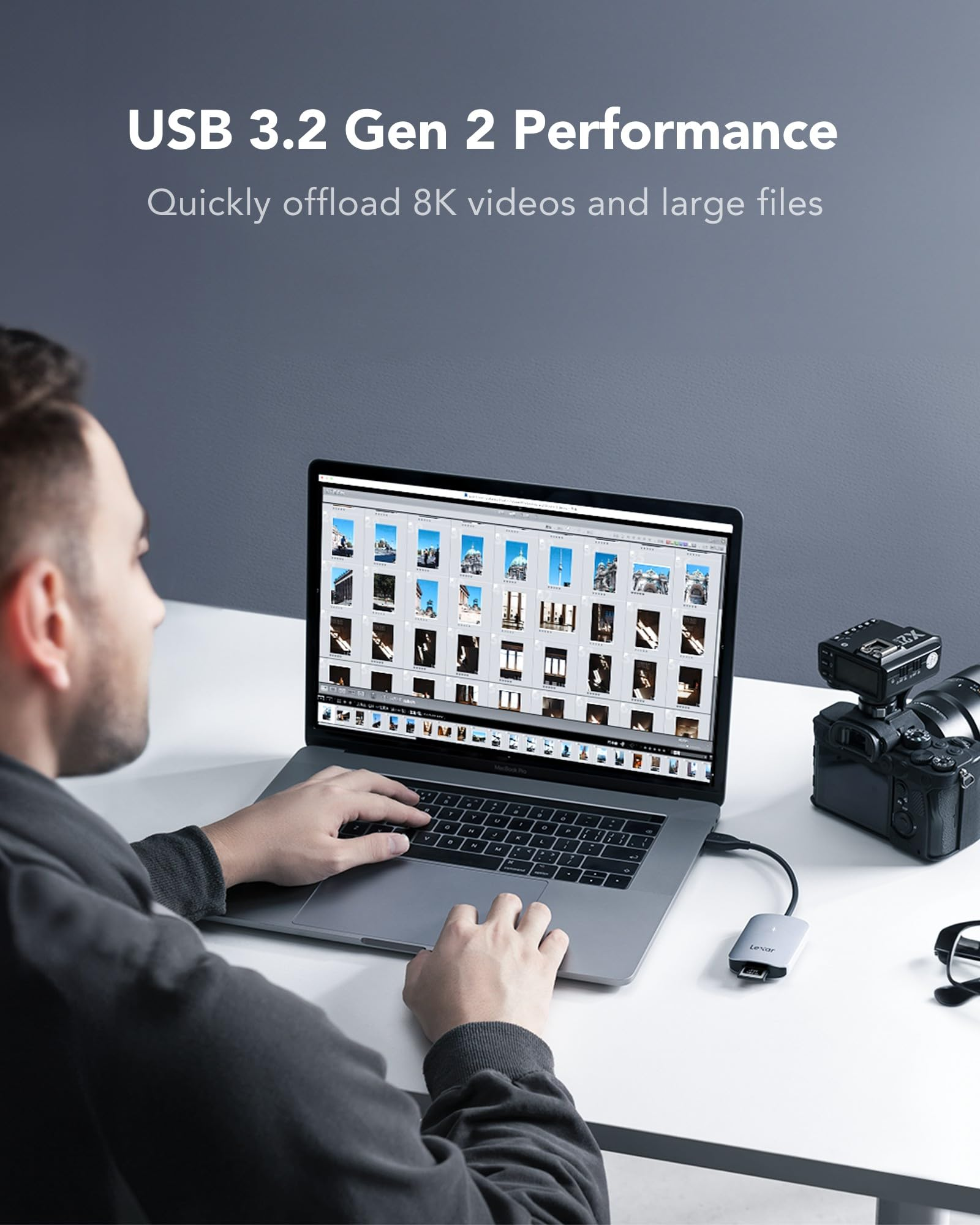 Un uomo usa un portatile con foto in miniatura, collegato a un lettore. Testo: USB 3.2 Gen 2 Performance.