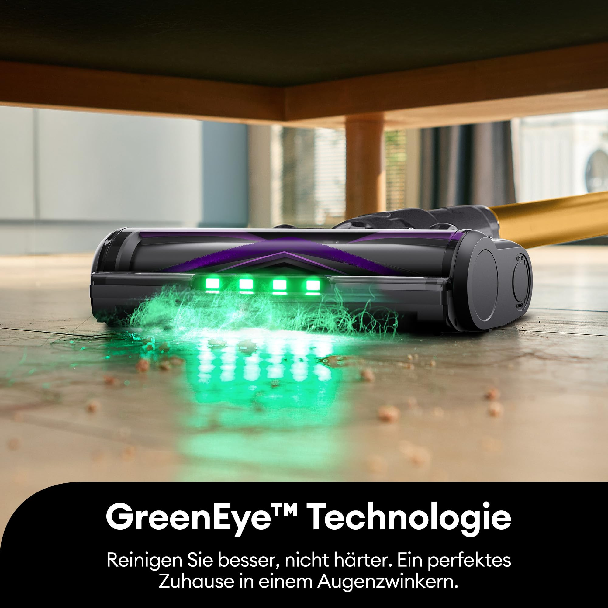 Une tête d'aspirateur avec éclairage laser vert illumine la poussière sur un sol en bois sous les meubles.