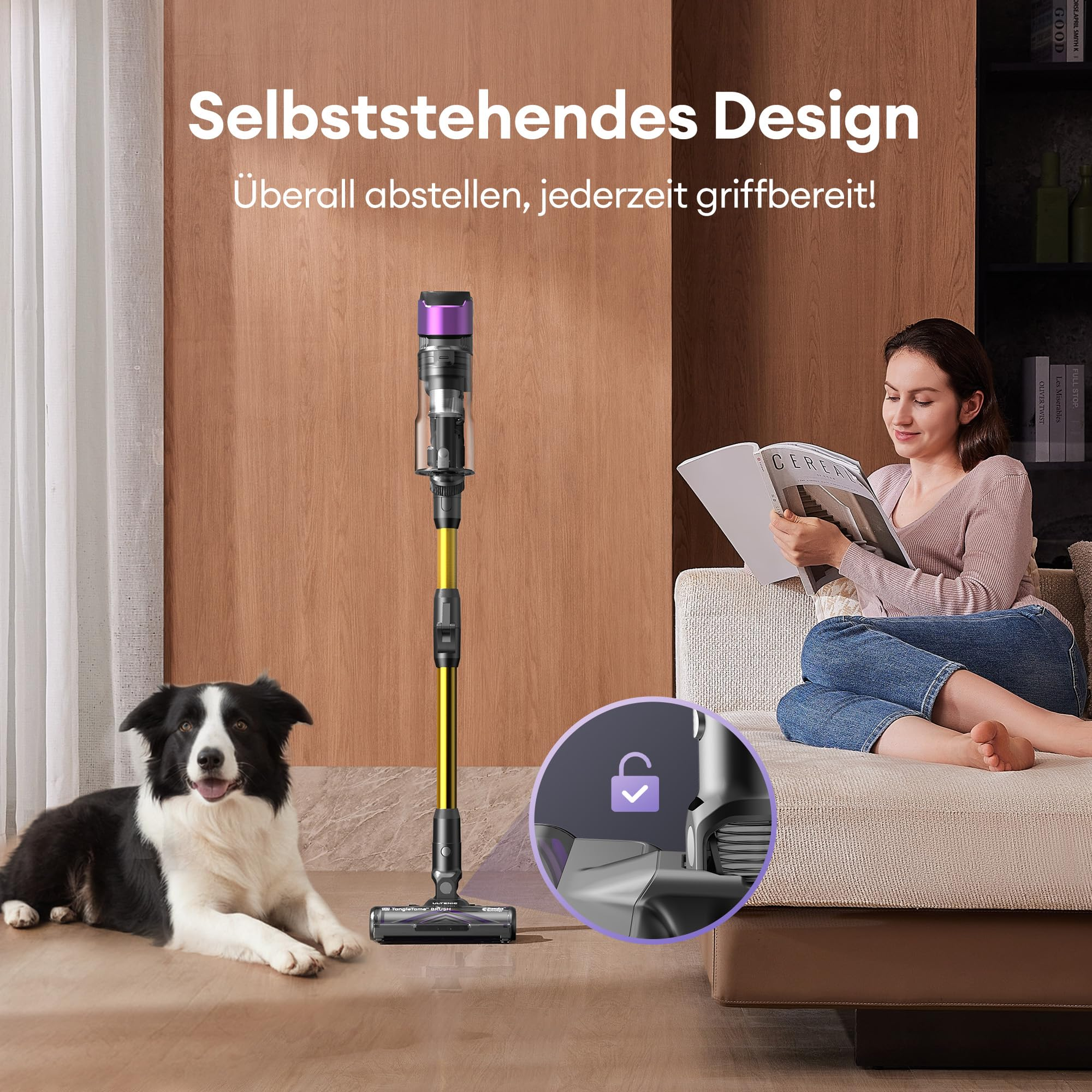 Une femme lit sur un canapé, un chien est allongé par terre et un aspirateur sans fil se tient à côté.