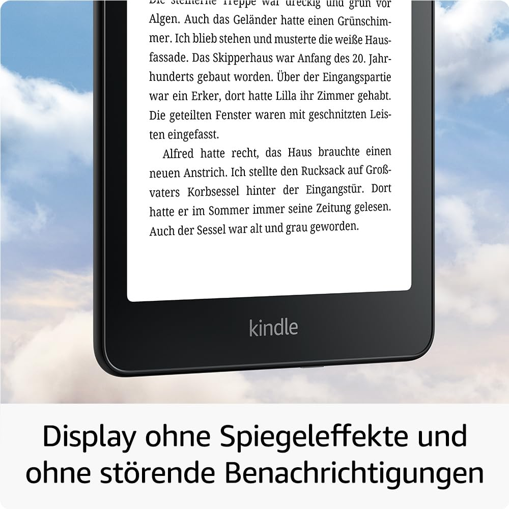 Une liseuse Kindle affiche du texte sur un écran clair sur fond de ciel lumineux.