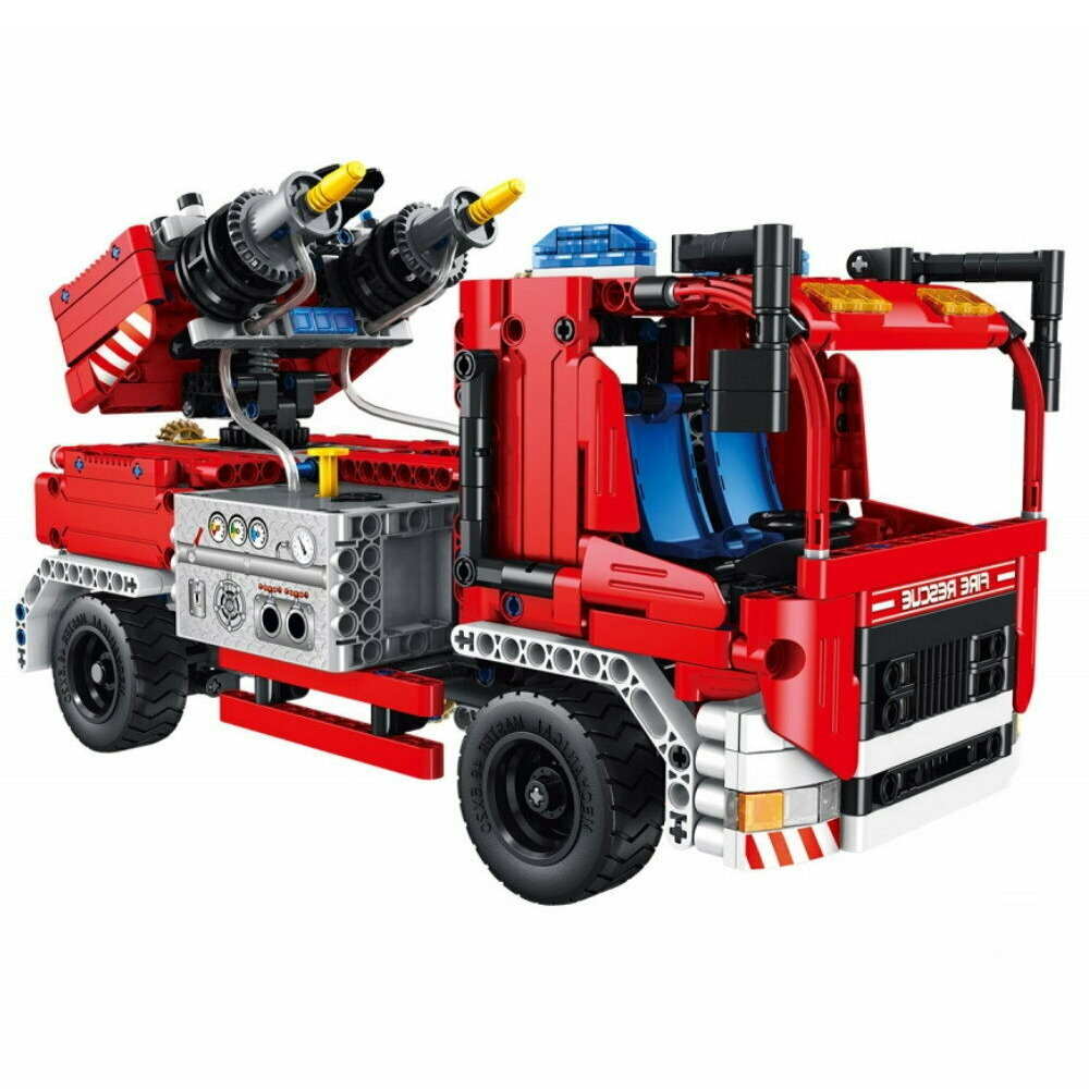 Czerwony wóz strażacki Lego z szarymi i czarnymi detalami, posiadający dwa duże działka wodne na tylnej platformie.