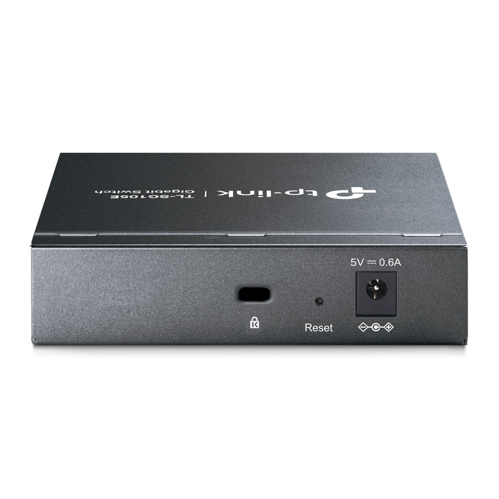 Güç jakı, sıfırlama düğmesi ve güvenlik yuvası olan bir TP-Link Gigabit Switch'in arka paneli.