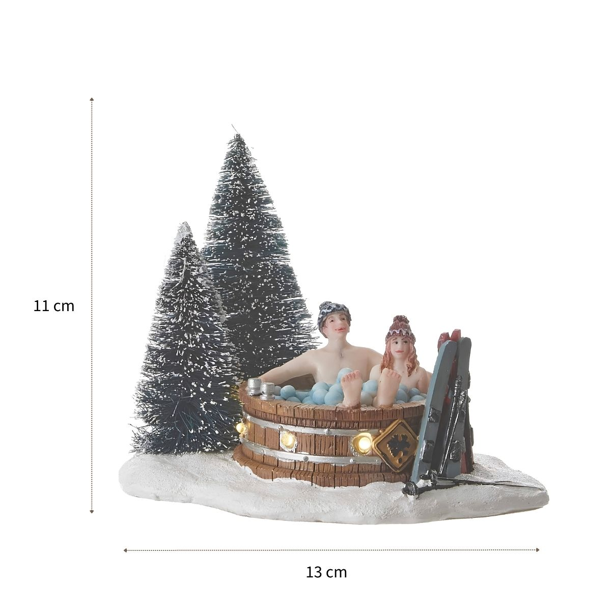 Figurine miniature montrant un couple dans un tonneau en bois avec de la neige et des sapins.